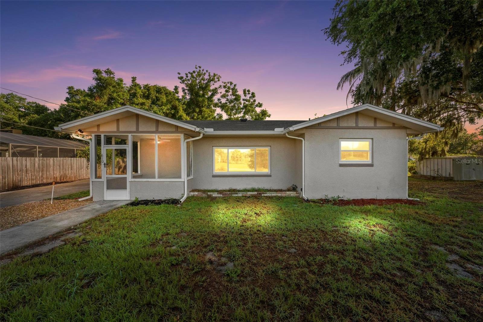 Photo of 610 W MAUD STREET TAVARES FL 32778
