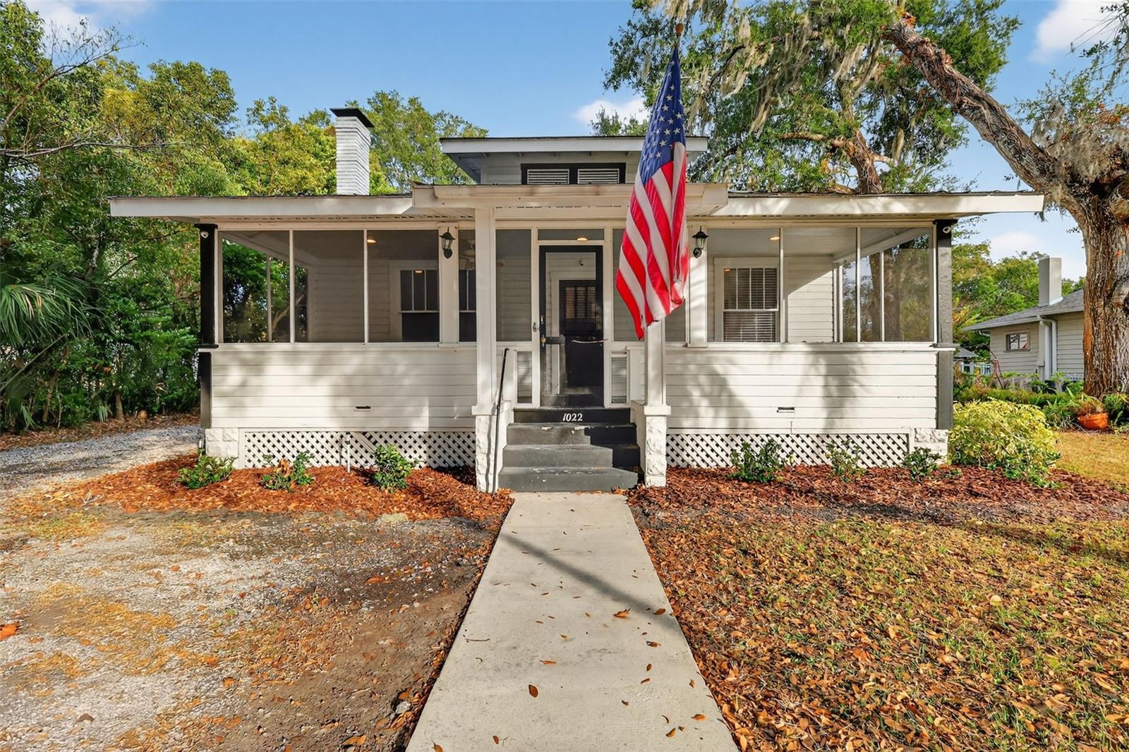 Photo of 1022 N DONNELLY STREET MOUNT DORA FL 32757
