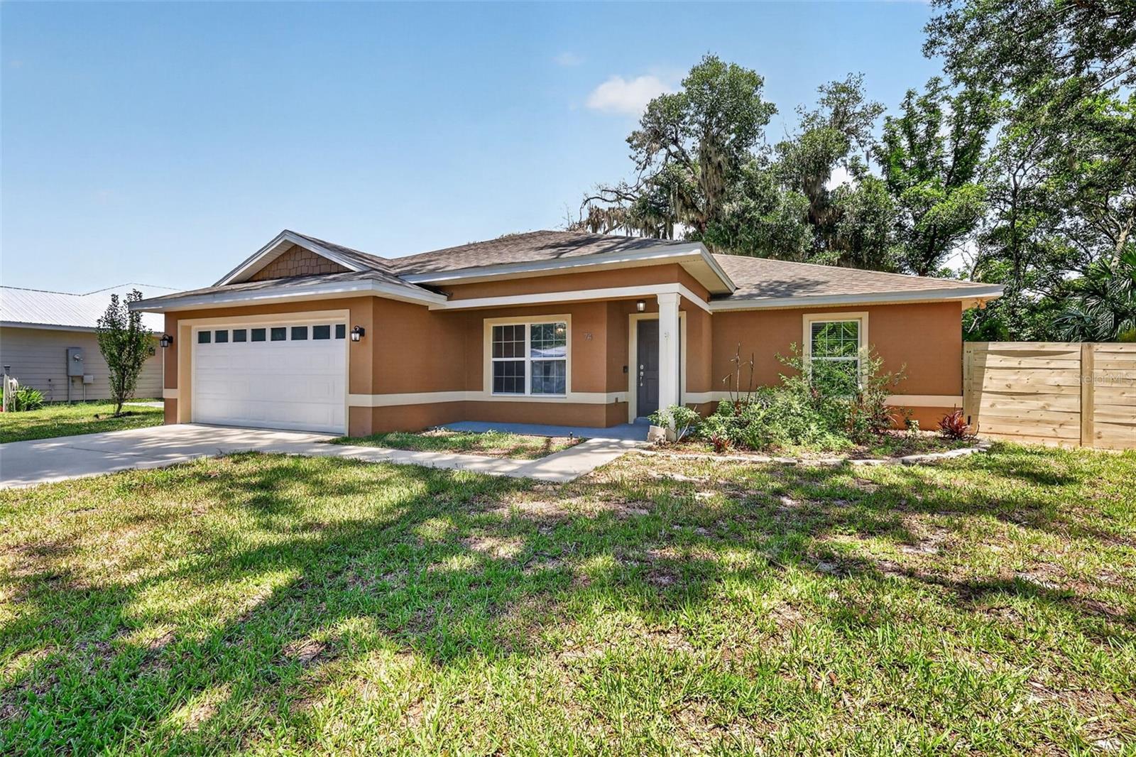 Photo of 74 N OAK AVENUE UMATILLA FL 32784