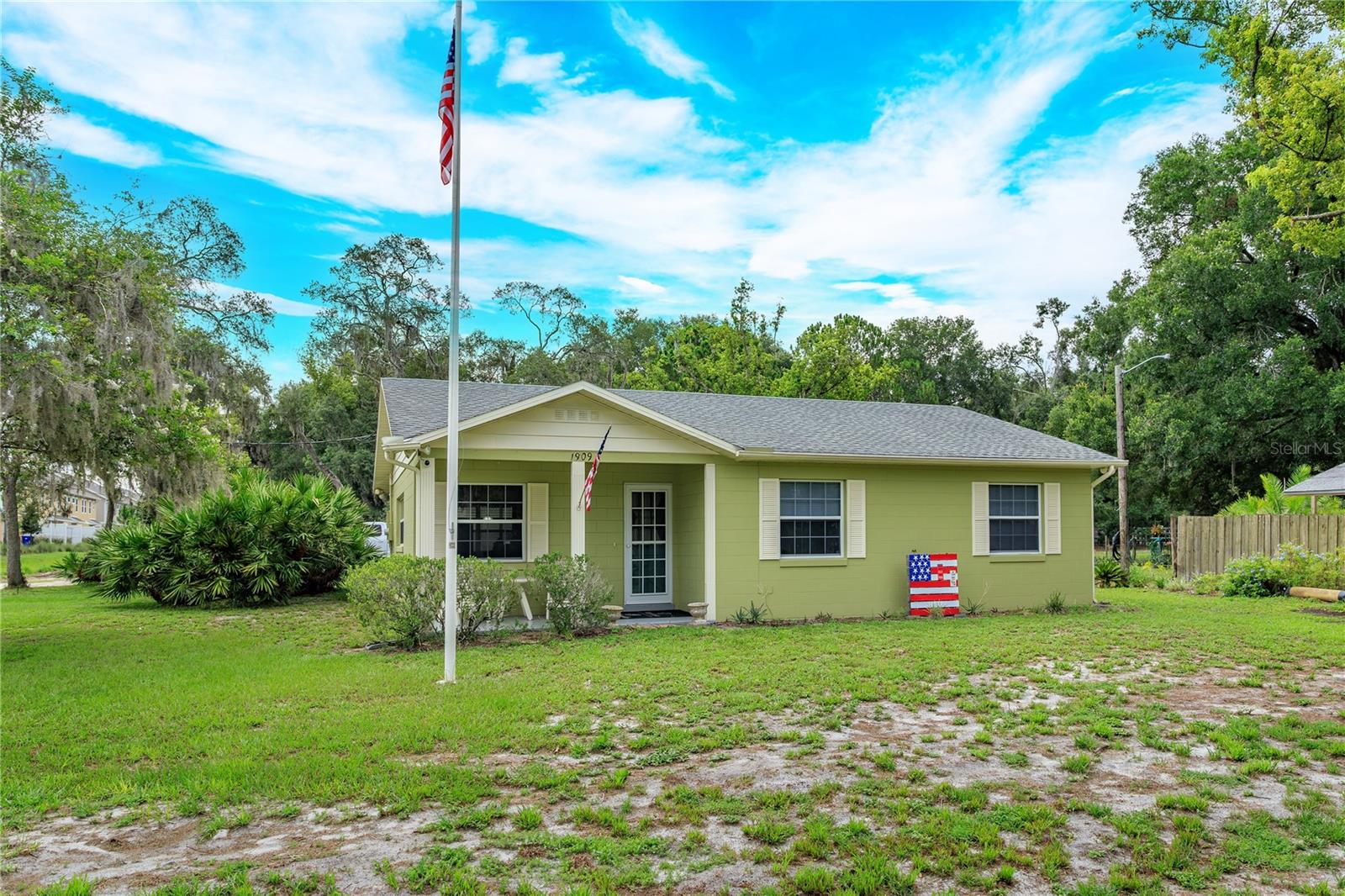 Photo of 1909 N LAKEWOOD AVENUE OCOEE FL 34761