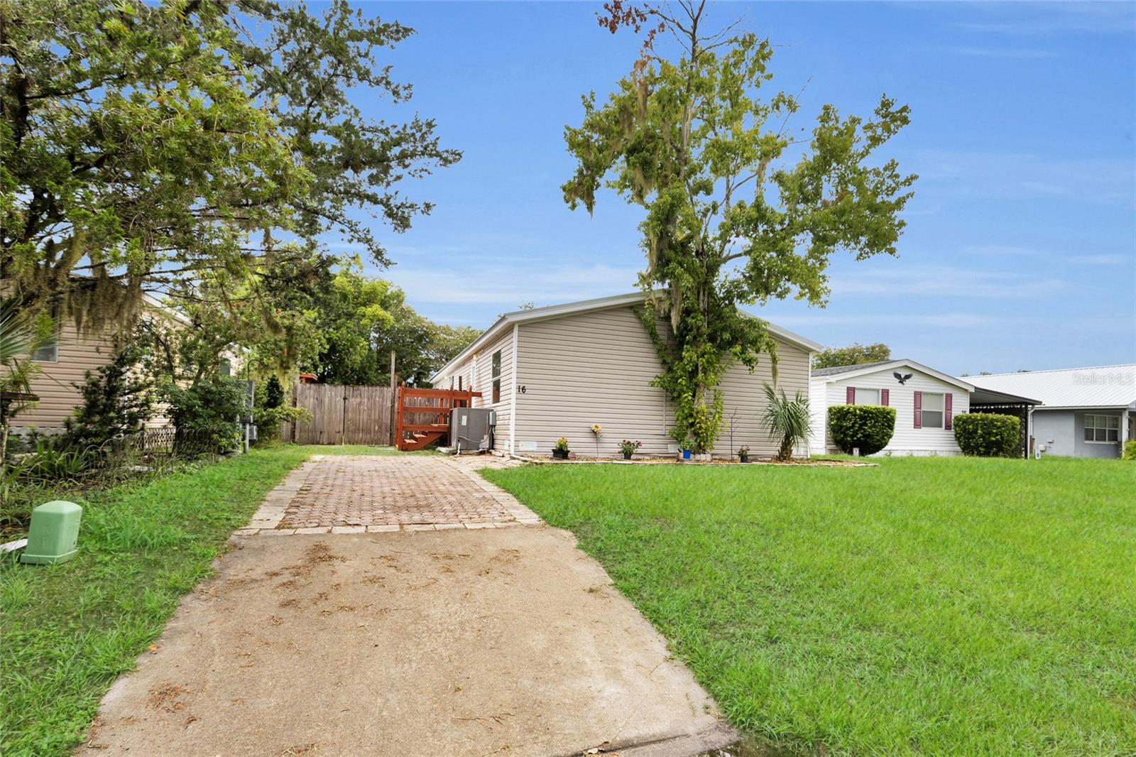 Photo of 16 CAYMAN CIRCLE UMATILLA FL 32784