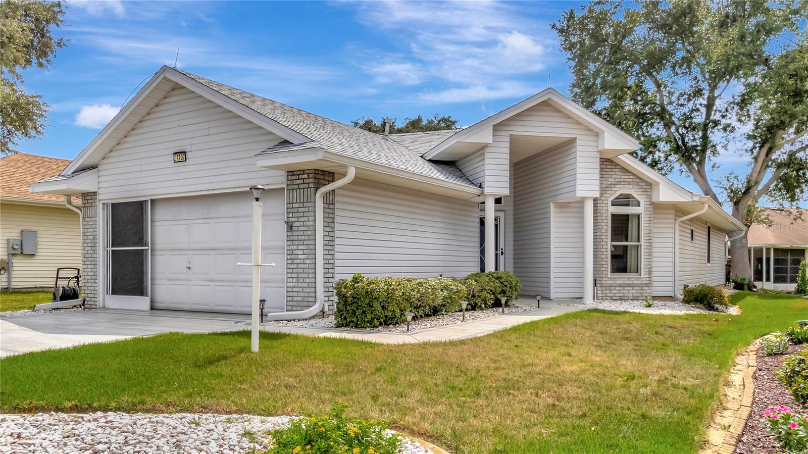 Photo of 21707 QUEEN MARY COURT LEESBURG FL 34748