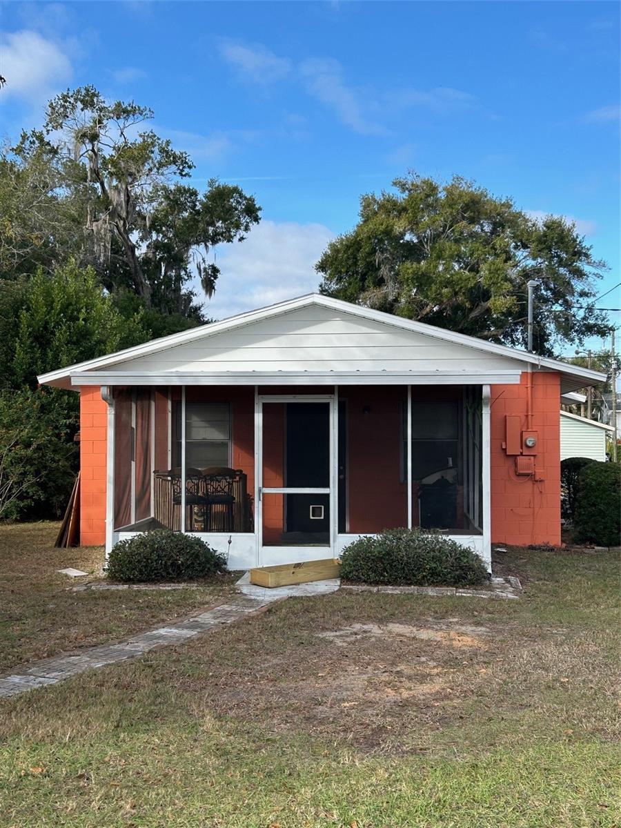 Photo of 1122 VIRGINIA COURT EUSTIS FL 32726