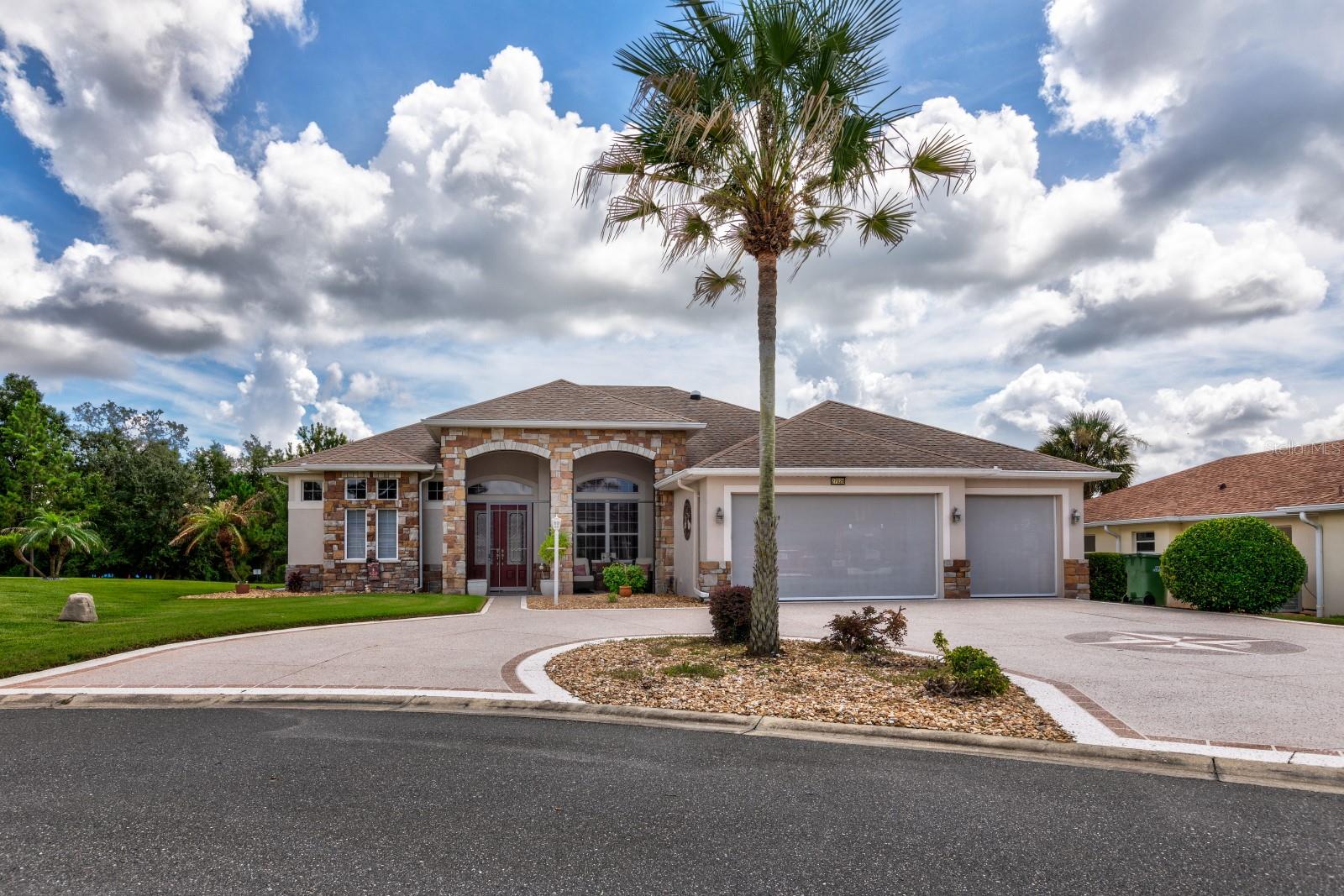 Photo of 27028 OLD ENGLISH COURT LEESBURG FL 34748