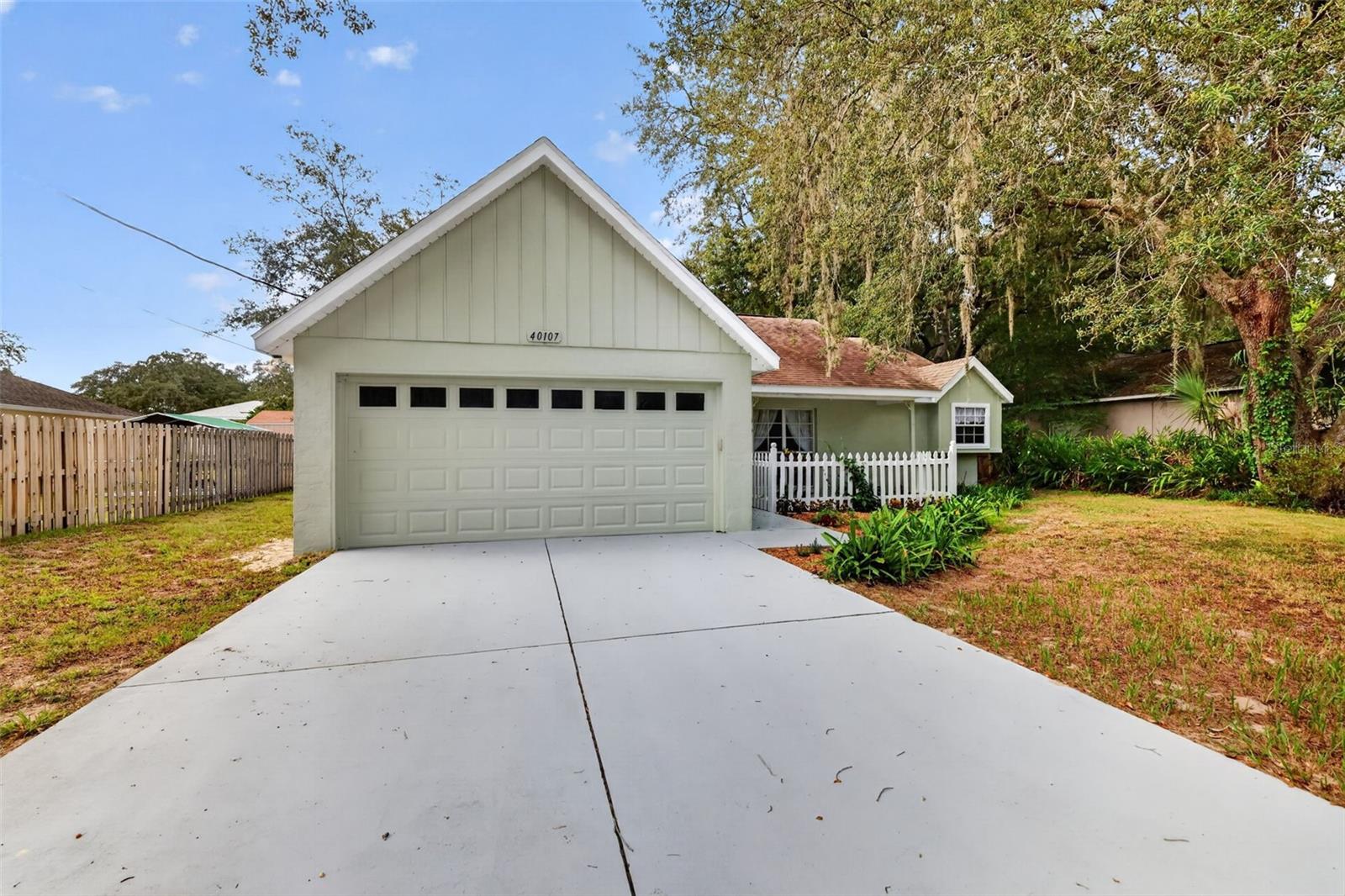 Photo of 40107 OAKRIDGE DRIVE LADY LAKE FL 32159
