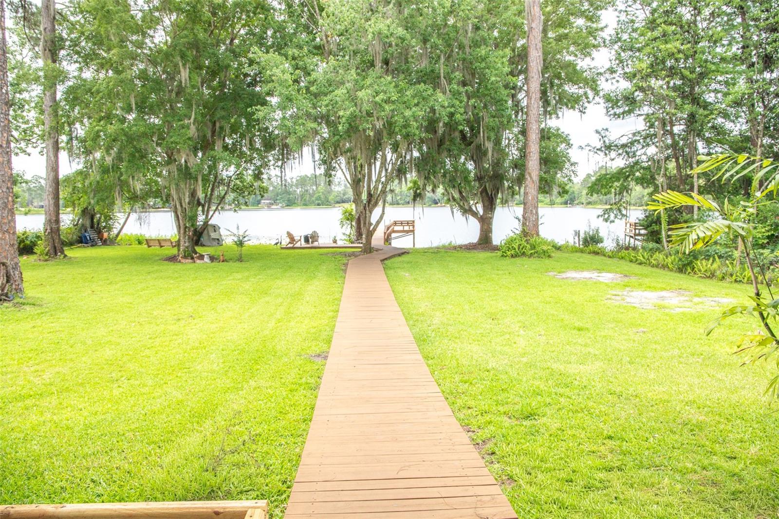 Photo of 303 RILEY LAKE DRIVE HAWTHORNE FL 32640