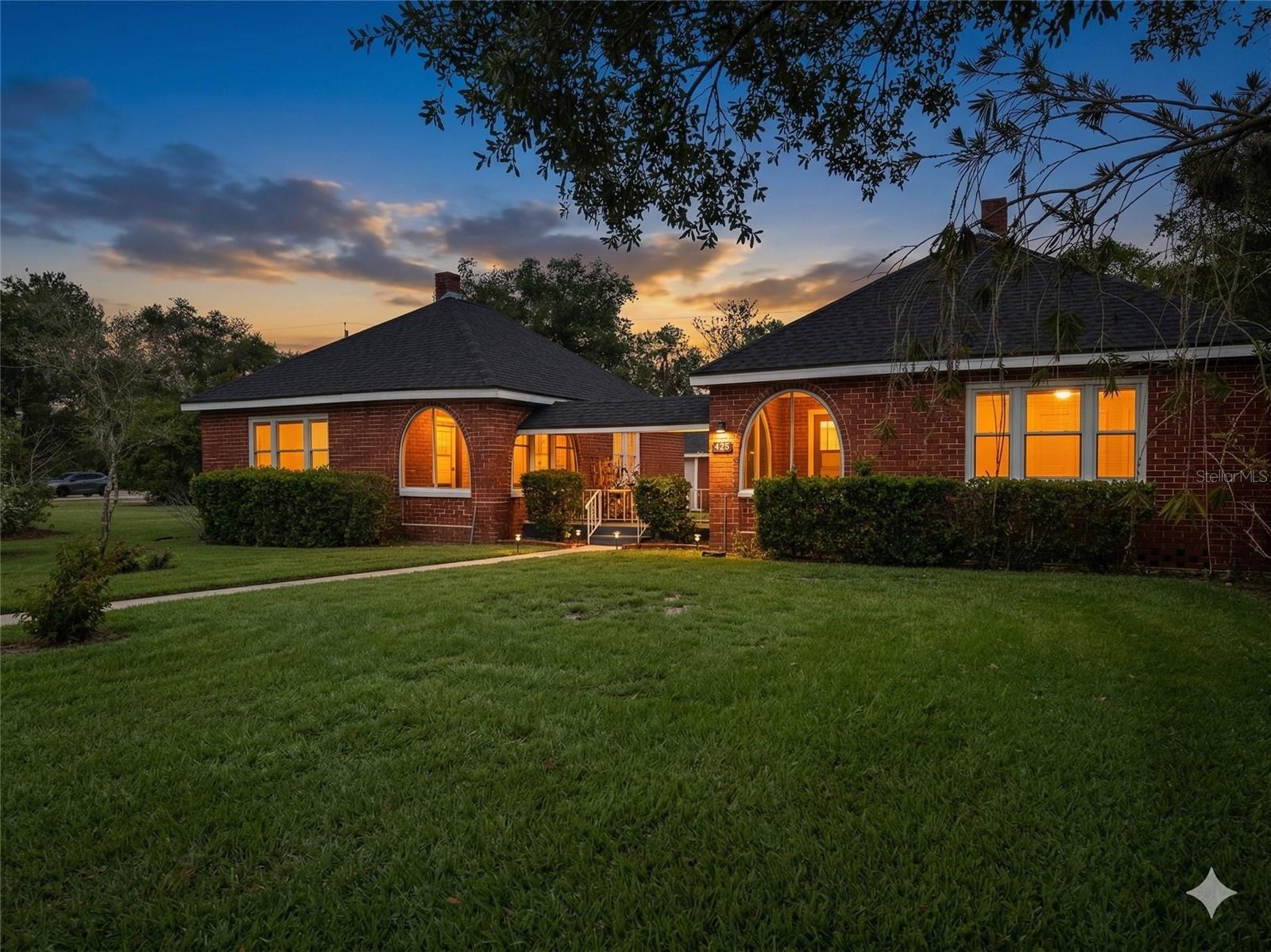 Photo of 425 E SESSOMS AVENUE LAKE WALES FL 33853