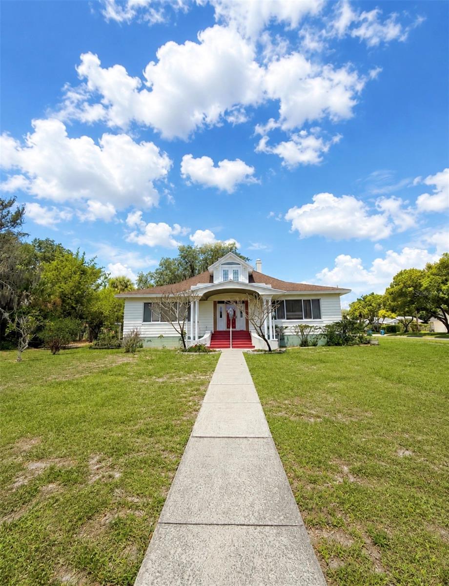 Photo of 102 S LAKESHORE BOULEVARD LAKE WALES FL 33853