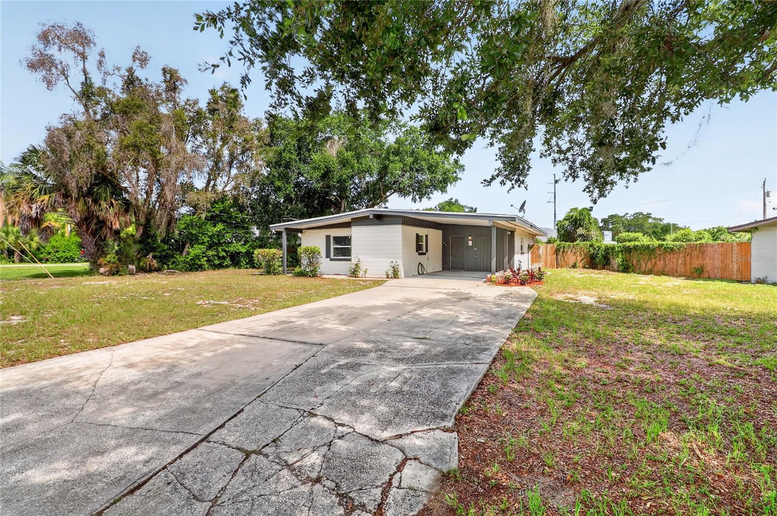 Photo of 1303 NE STATELY OAKS DRIVE WINTER HAVEN FL 33881