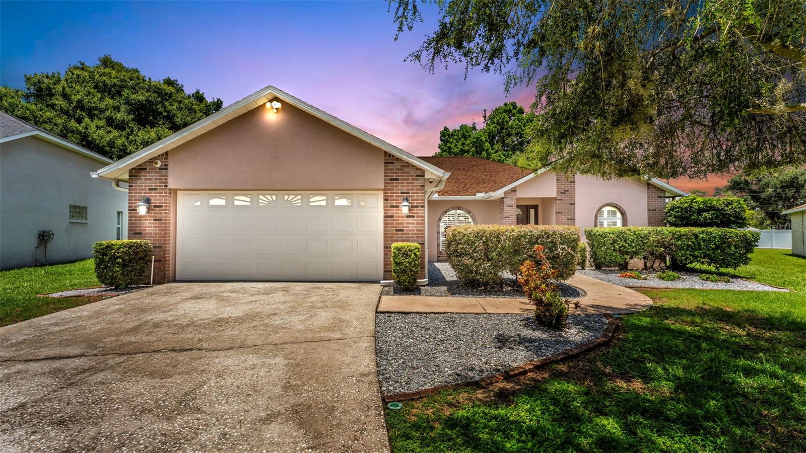 Photo of 2219 TOWERING OAKS CIRCLE SEFFNER FL 33584