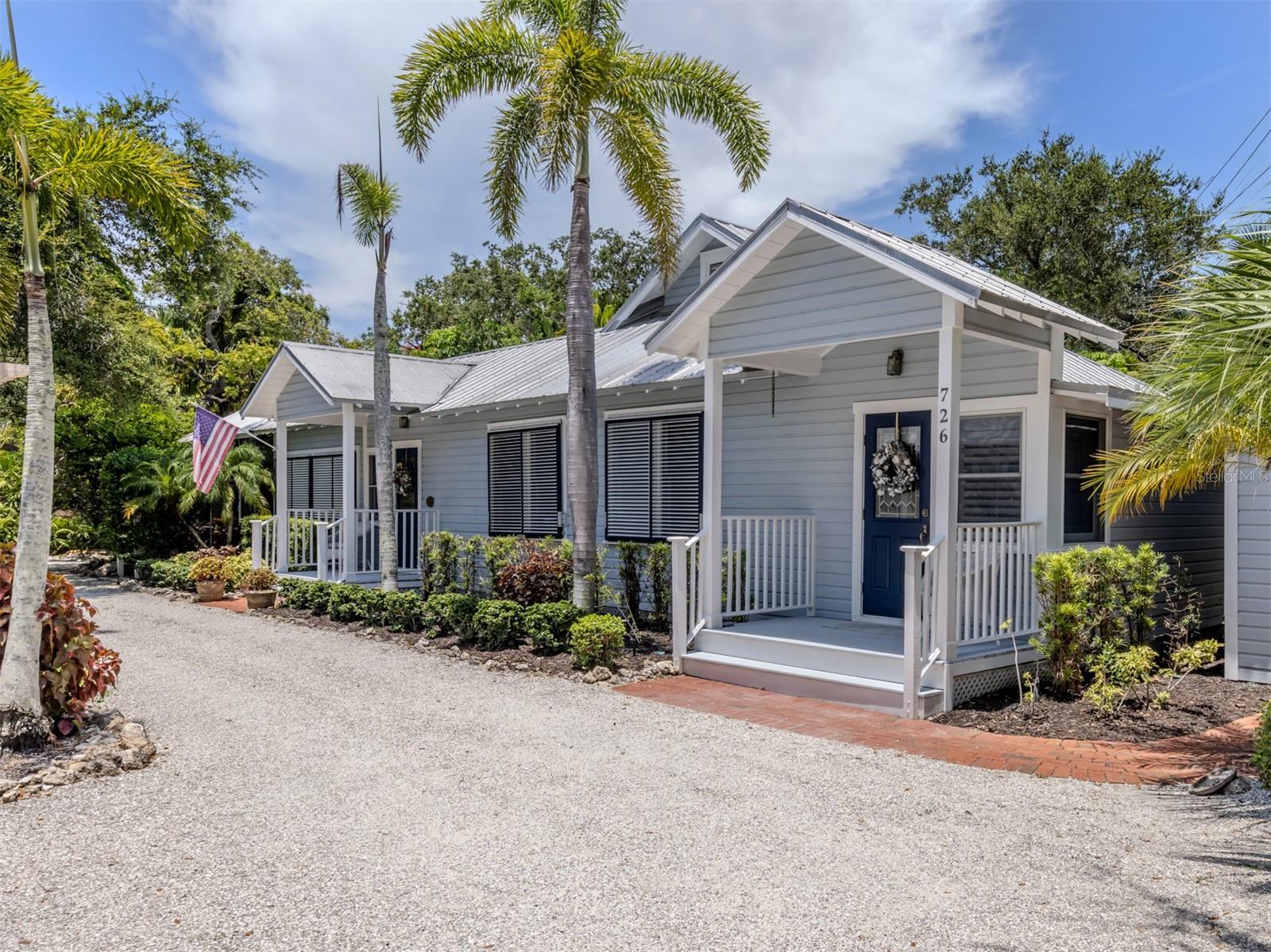 Photo of 726 EAGLE POINT DRIVE VENICE FL 34285