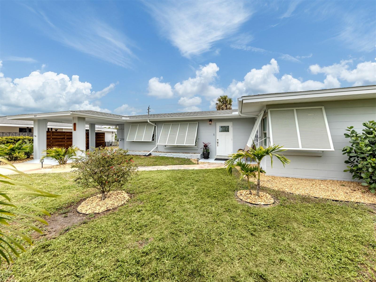 Photo of 825 NOKOMIS AVENUE VENICE FL 34285