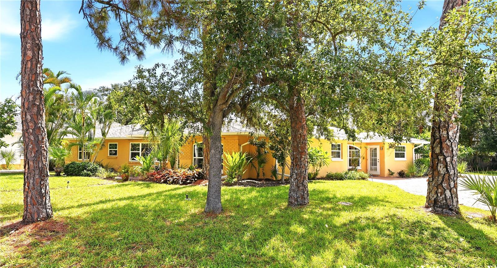 Photo of 337 HARBOR DRIVE VENICE FL 34285