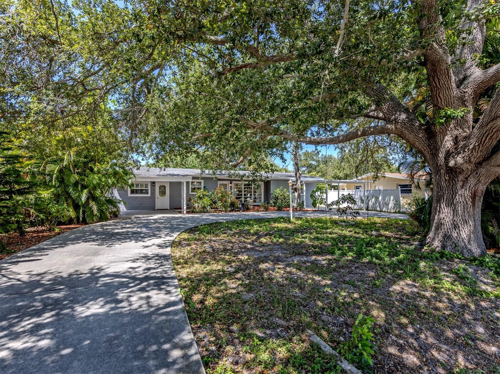 Photo of 814 GUILD DRIVE VENICE FL 34285