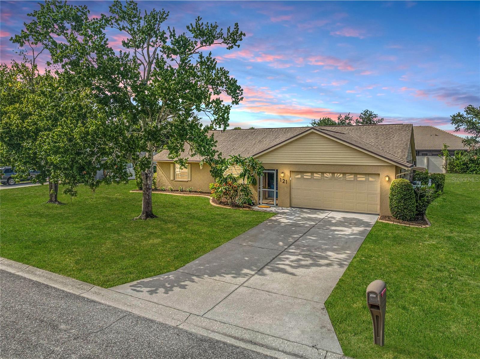 Photo of 121 WOODINGHAM DRIVE VENICE FL 34292