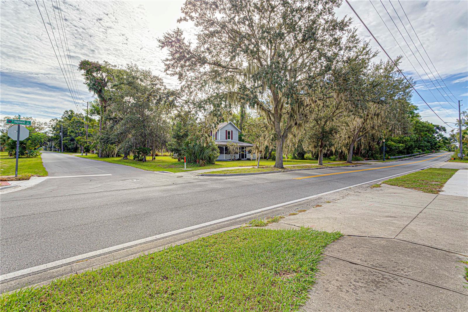 Photo of 610 S HIGHLAND STREET MOUNT DORA FL 32757
