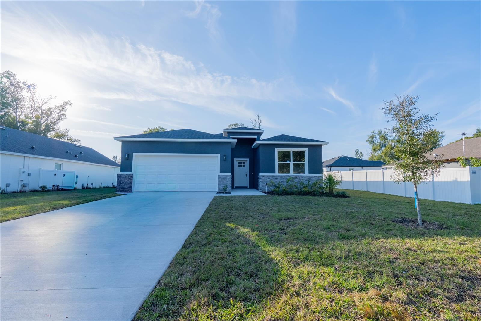 Photo of 911 N NEW HAMPSHIRE AVENUE TAVARES FL 32778