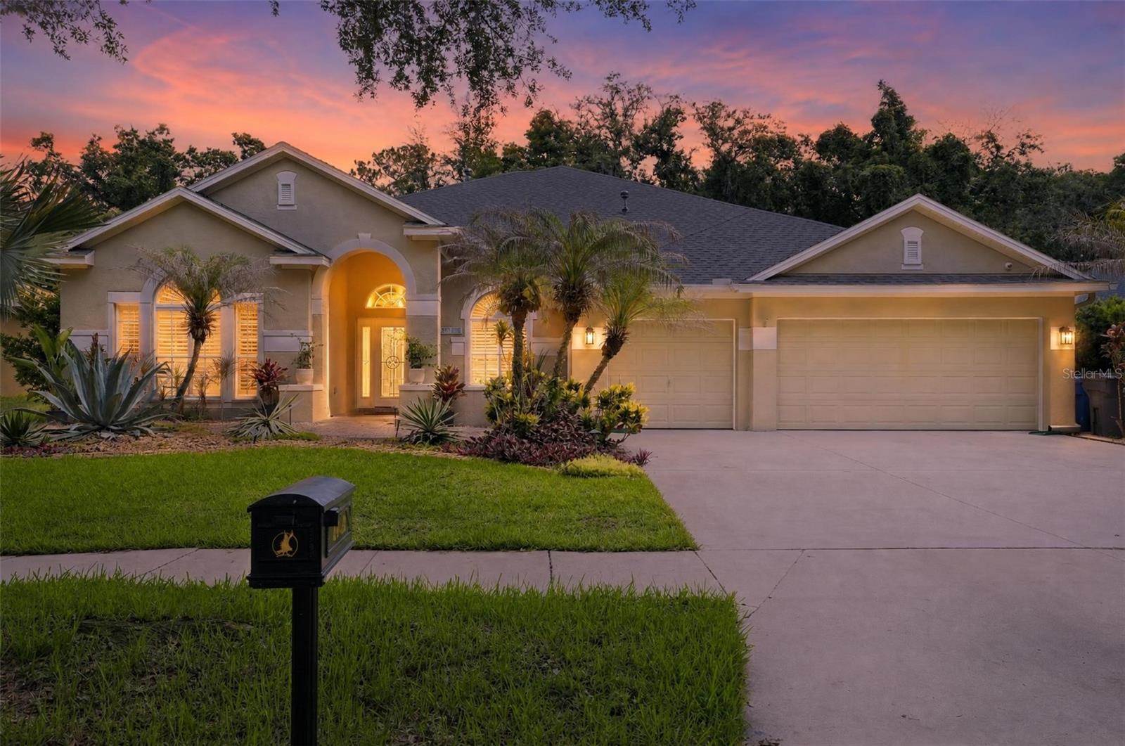 Photo of 15020 EAGLERISE DRIVE LITHIA FL 33547