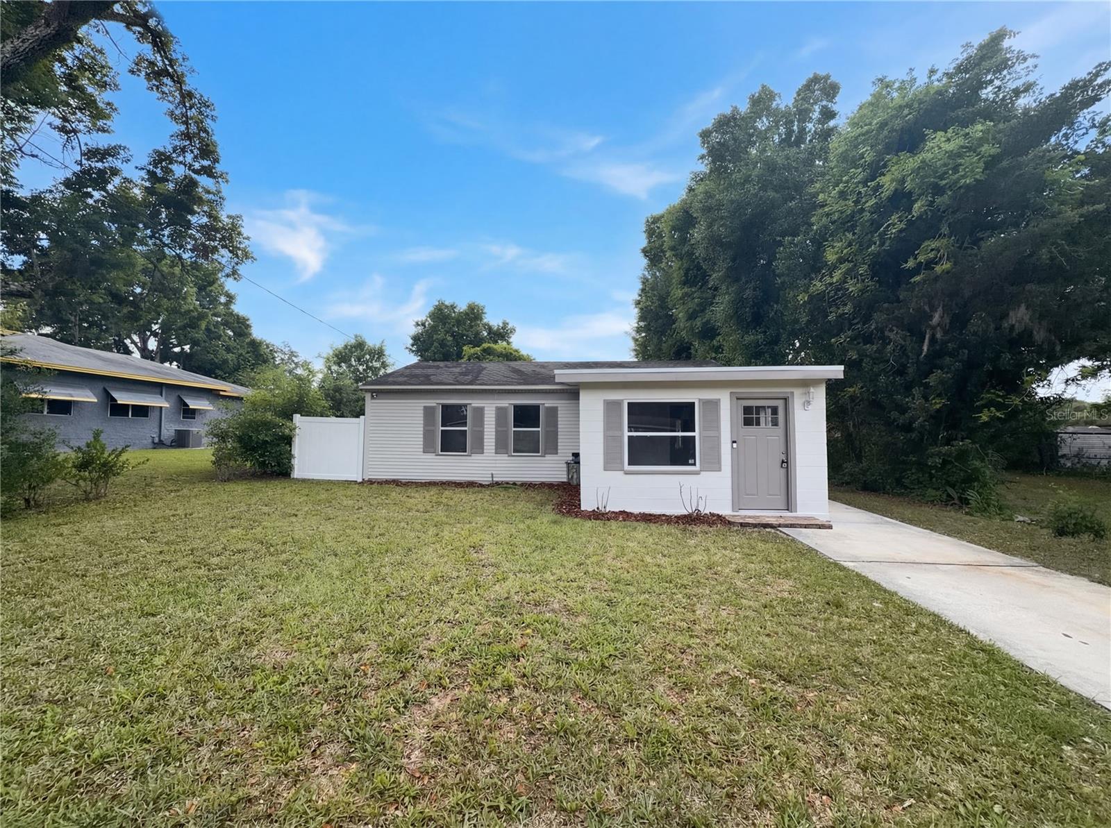Photo of 324 BASSEDENA CIRCLE LAKELAND FL 33805