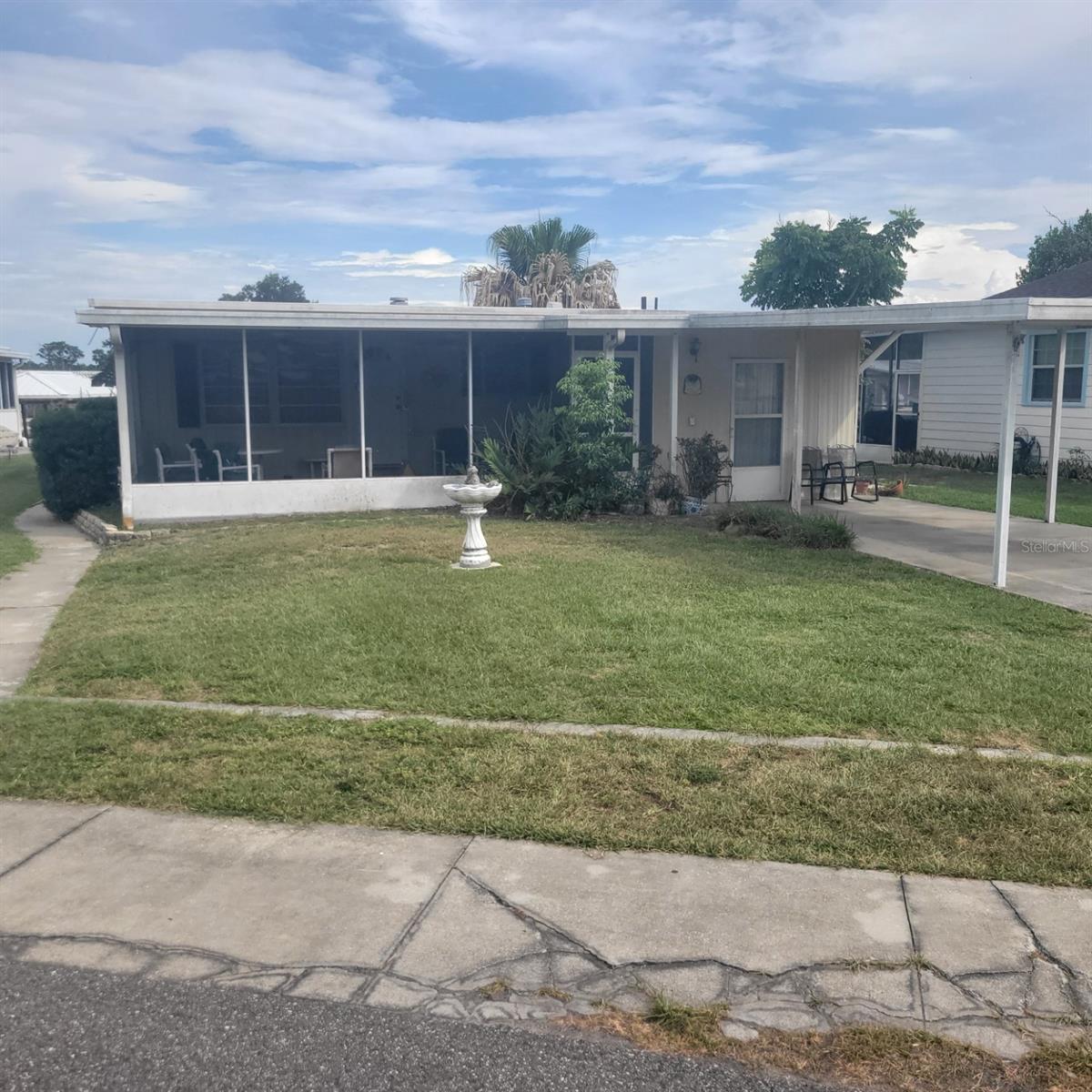 Photo of 1403 LAKEVIEW DRIVE TAVARES FL 32778