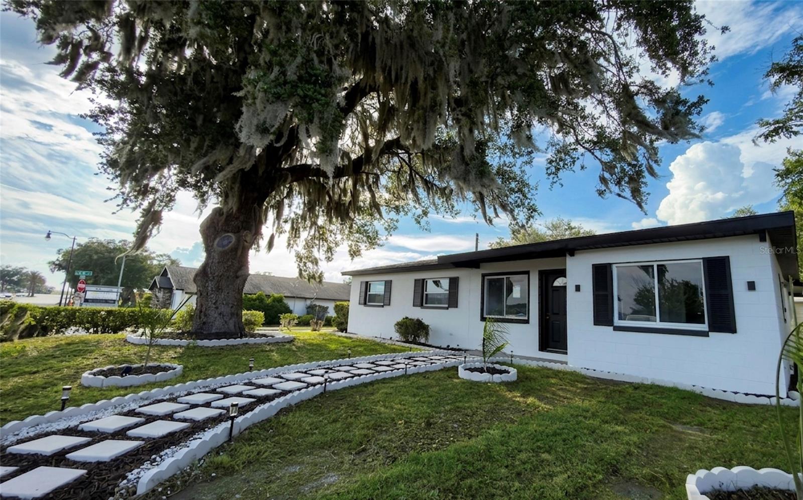 Photo of 1000 E DIXIE AVENUE LEESBURG FL 34748
