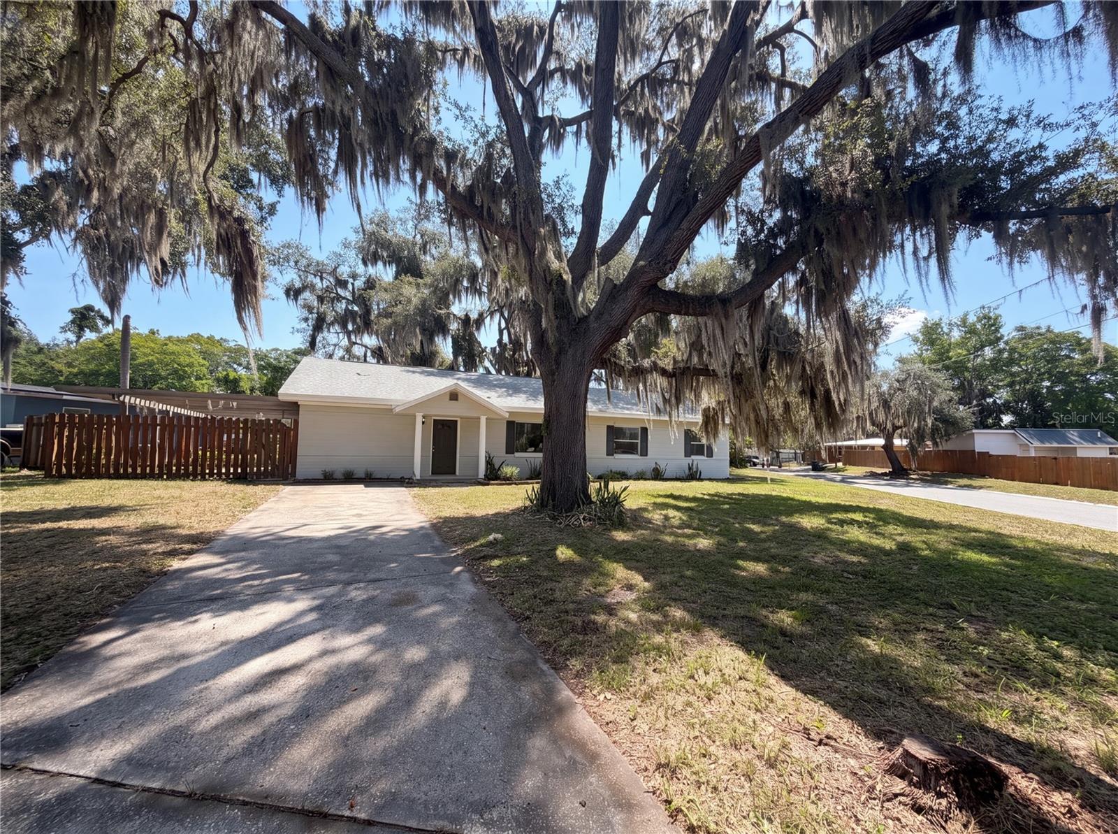Photo of 900 OAK DRIVE LEESBURG FL 34748