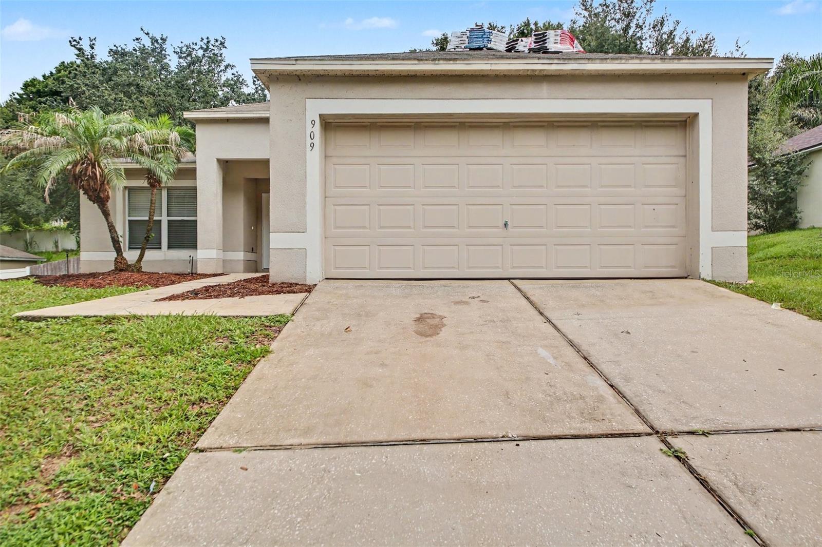 Photo of 909 BRISTLE CONE COURT MINNEOLA FL 34715