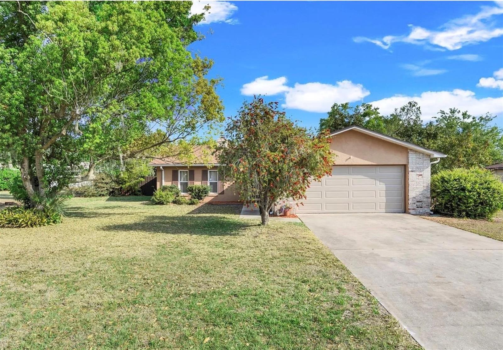 Photo of 13635 BERKSHIRE COURT GRAND ISLAND FL 32735