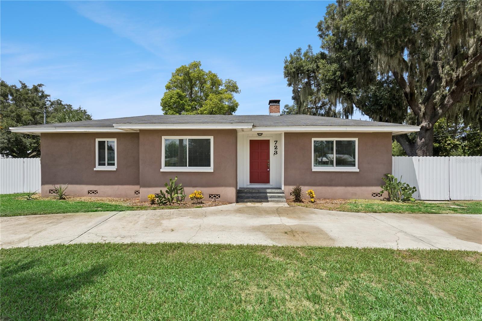 Photo of 723 N ROCKINGHAM AVENUE TAVARES FL 32778