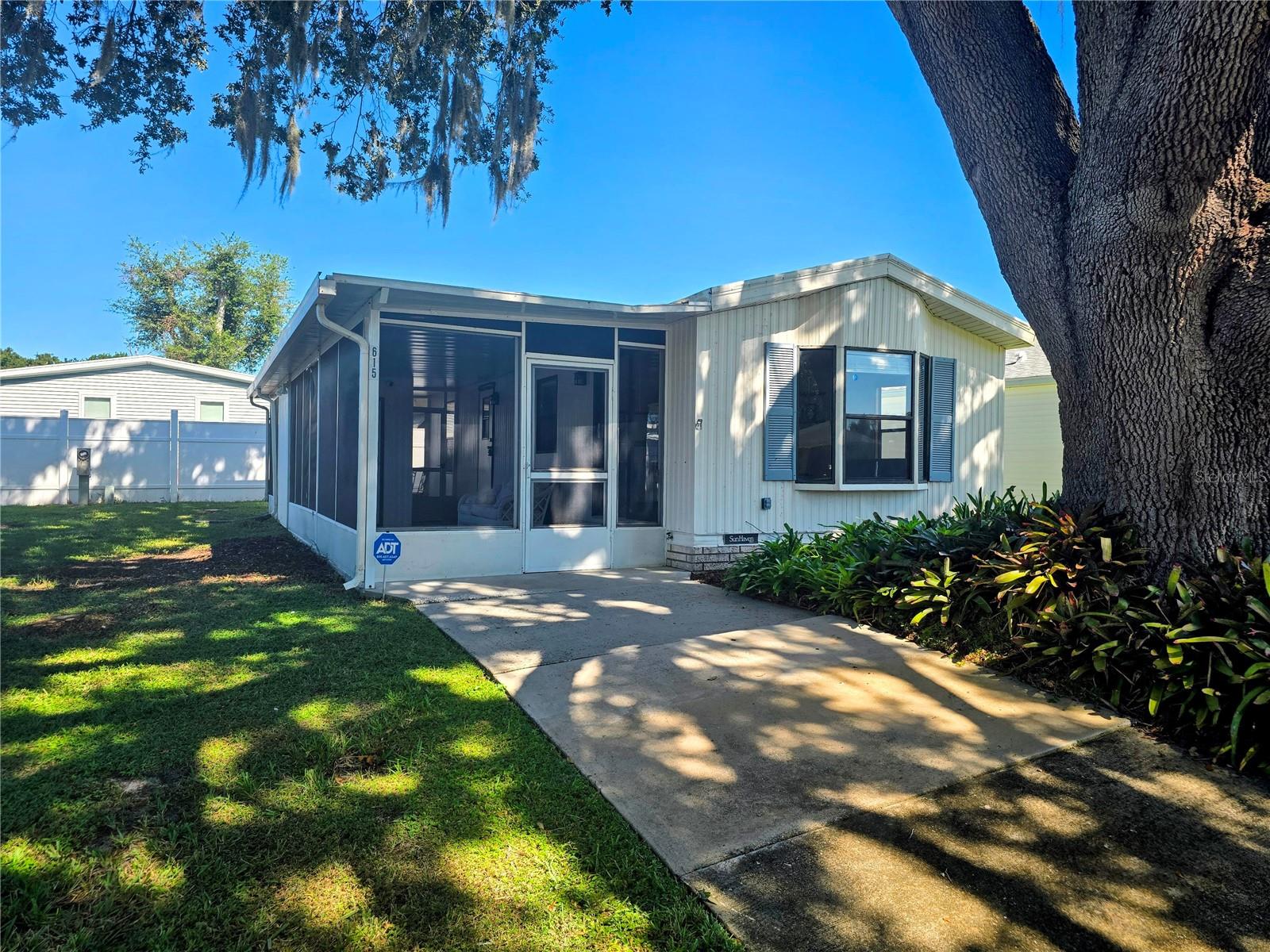 Photo of 615 NE COTTAGE PARK LANE LEESBURG FL 34748