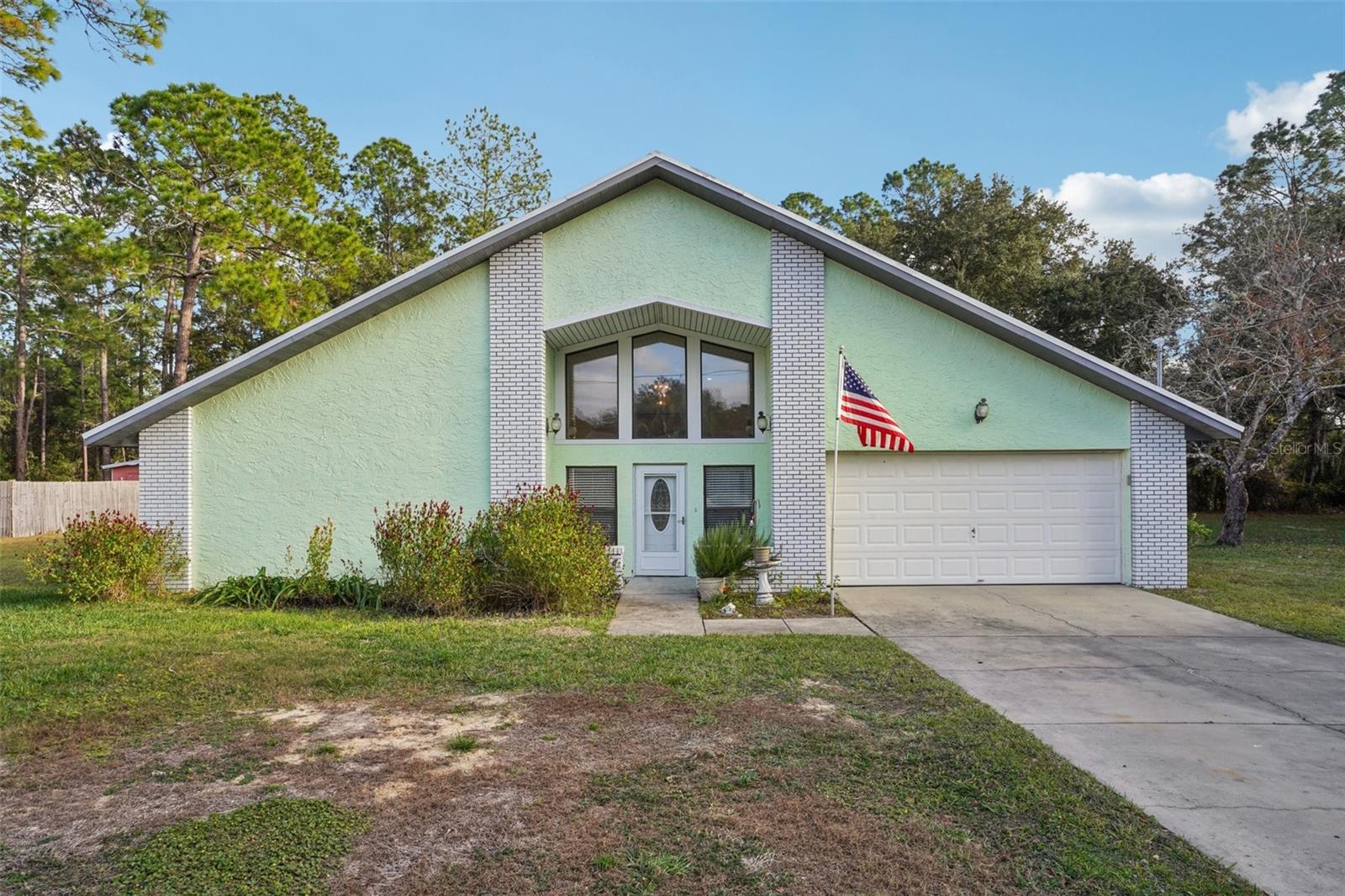 Photo of 18628 SE 53RD PLACE OCKLAWAHA FL 32179