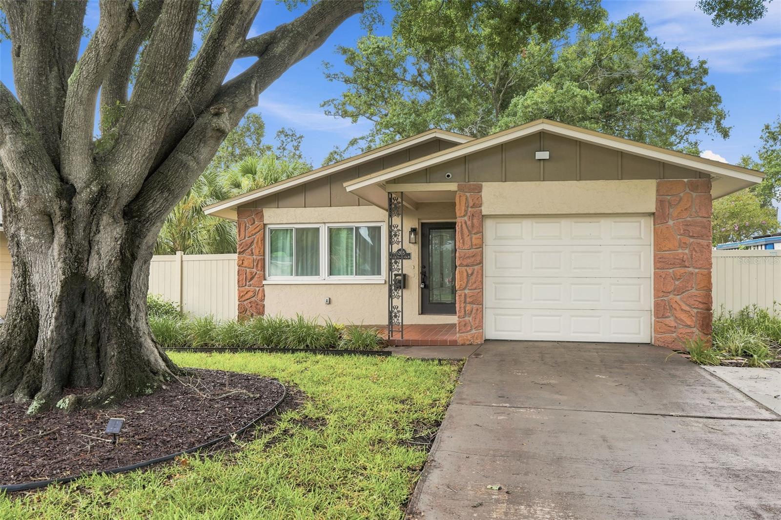Photo of 205 SE MONROE CIRCLE ST PETERSBURG FL 33703
