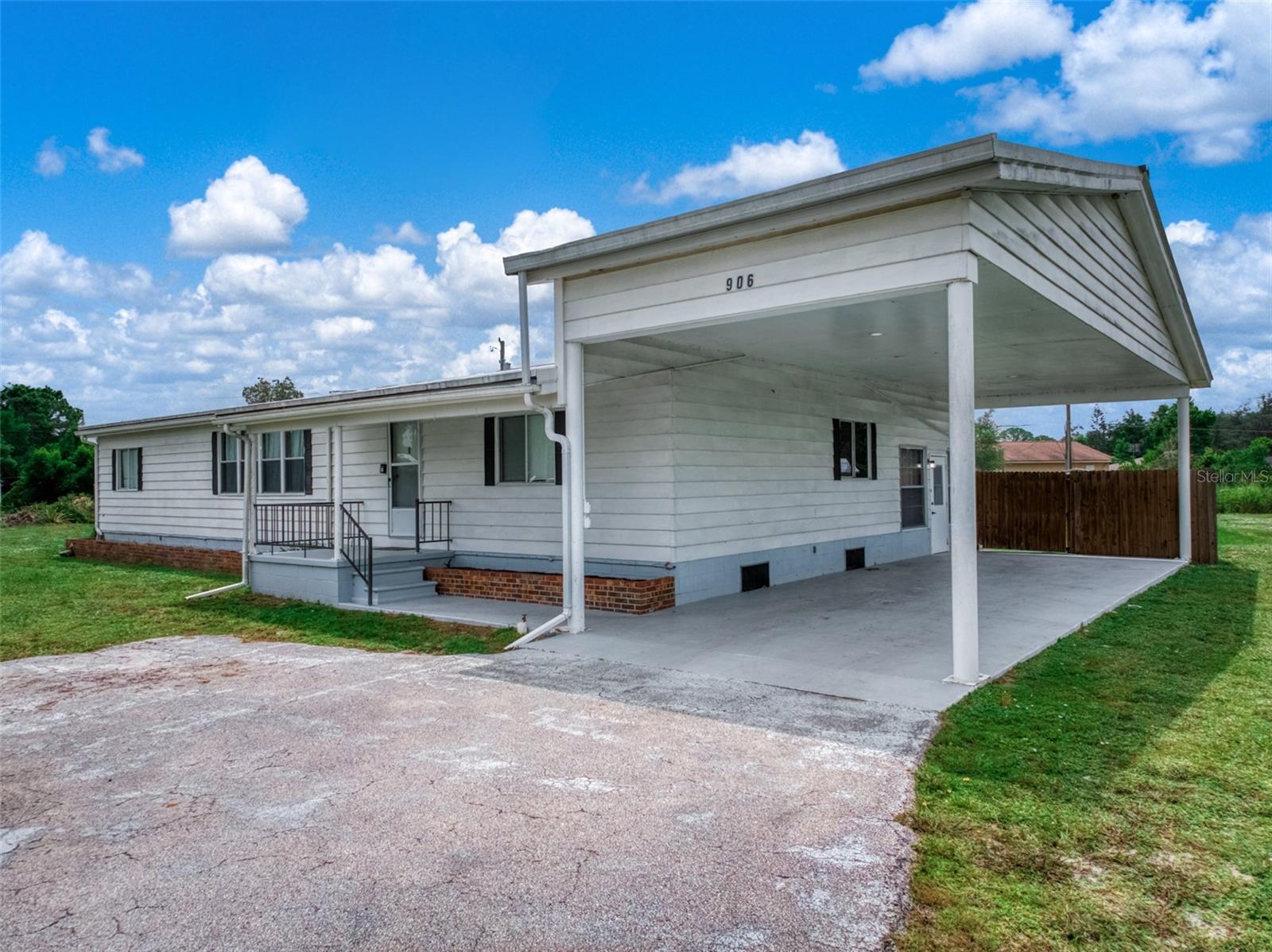 Photo of 906 WHATLEY COURT SEBRING FL 33870