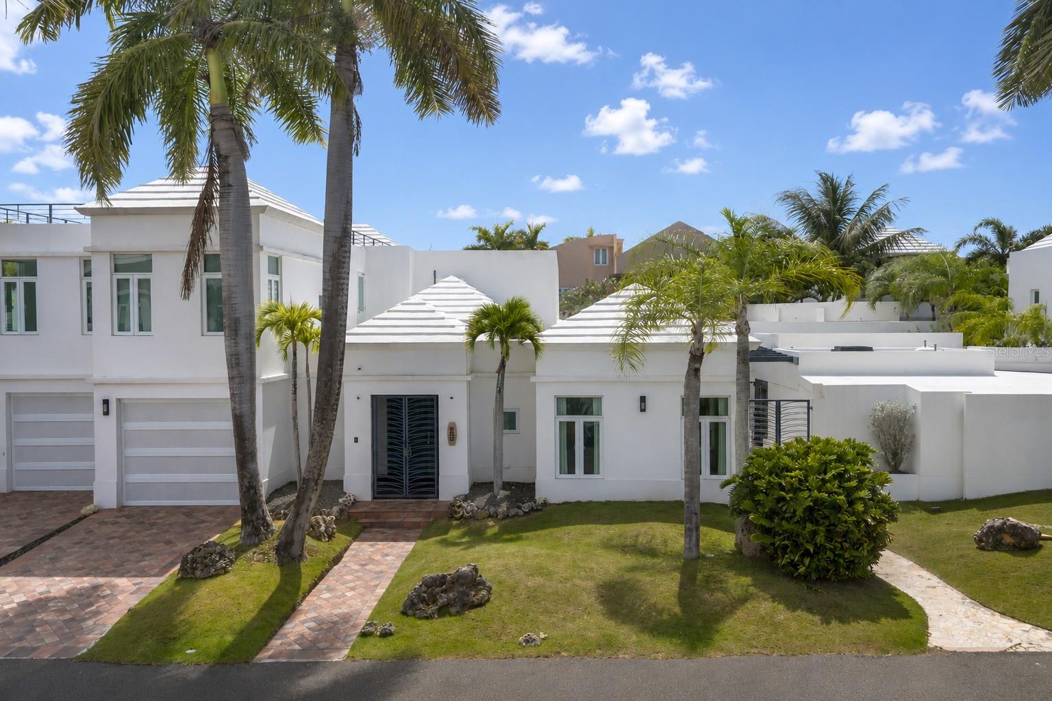 Photo of 16 CALLE PALMA DE COCO DORADO PR 00646