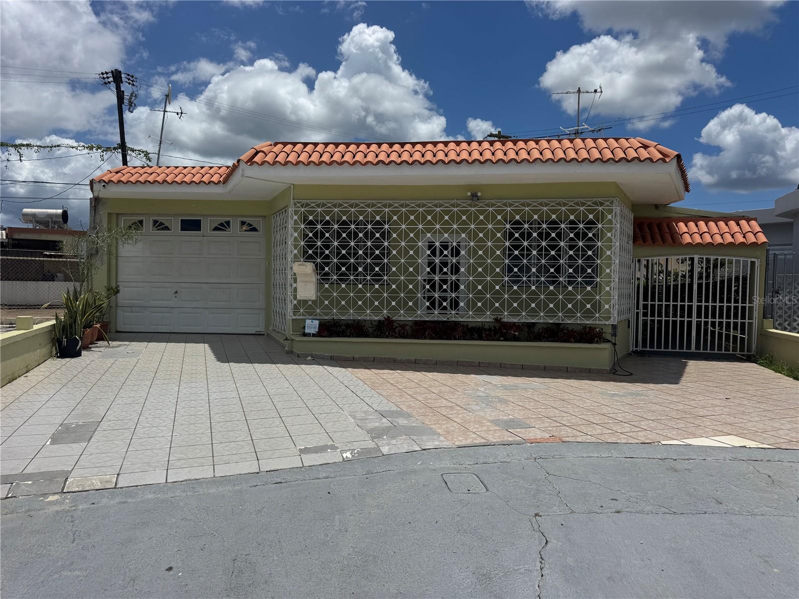 Photo of 35 X COLOMBINA BAYAMON PR 00956