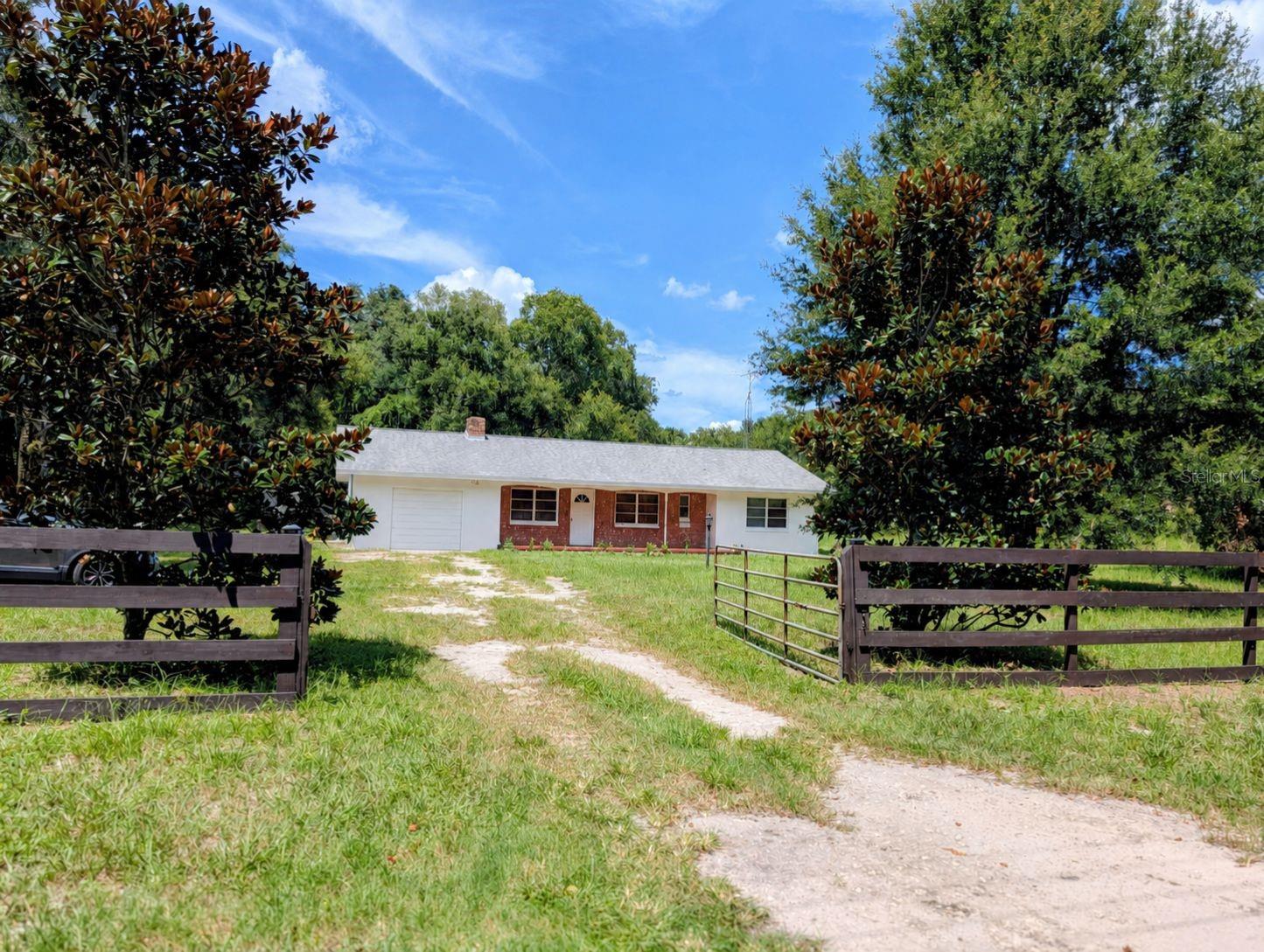 Photo of 876 SHAW LAKE ROAD PIERSON FL 32180