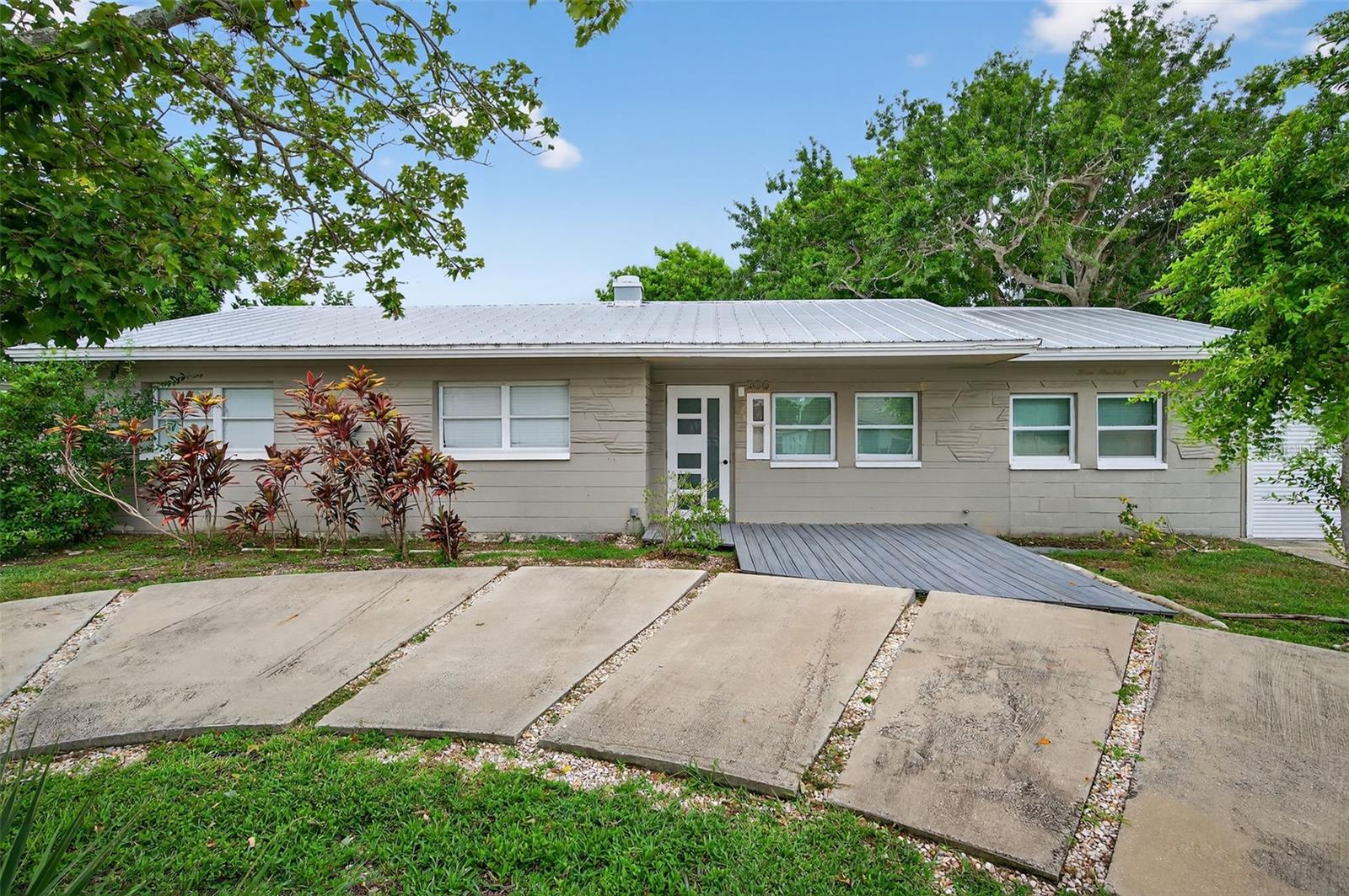 Photo of 300 DAVISON AVENUE ST PETERSBURG FL 33703