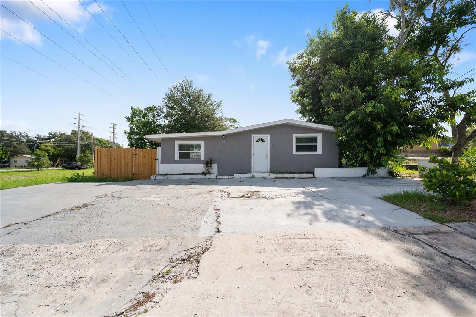 Photo of 605 S S DISSTON AVE TARPON SPRINGS FL 34689
