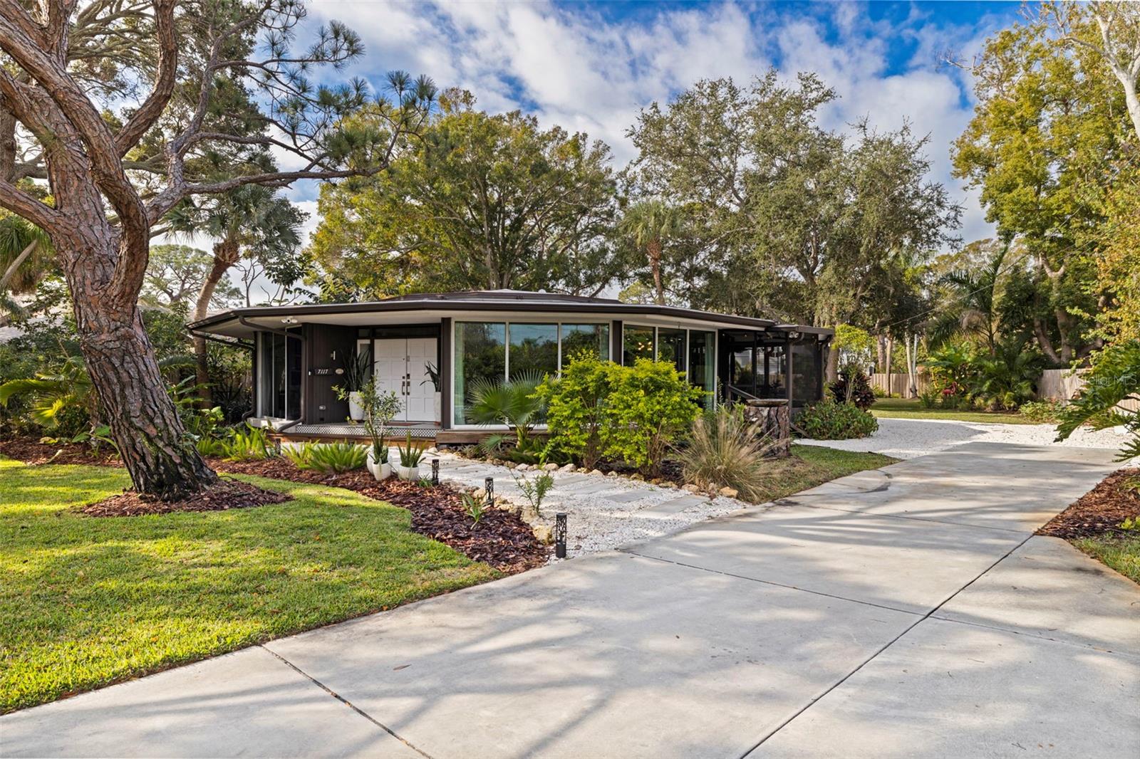 Photo of 7117 SUNSHINE DRIVE ST PETERSBURG FL 33705