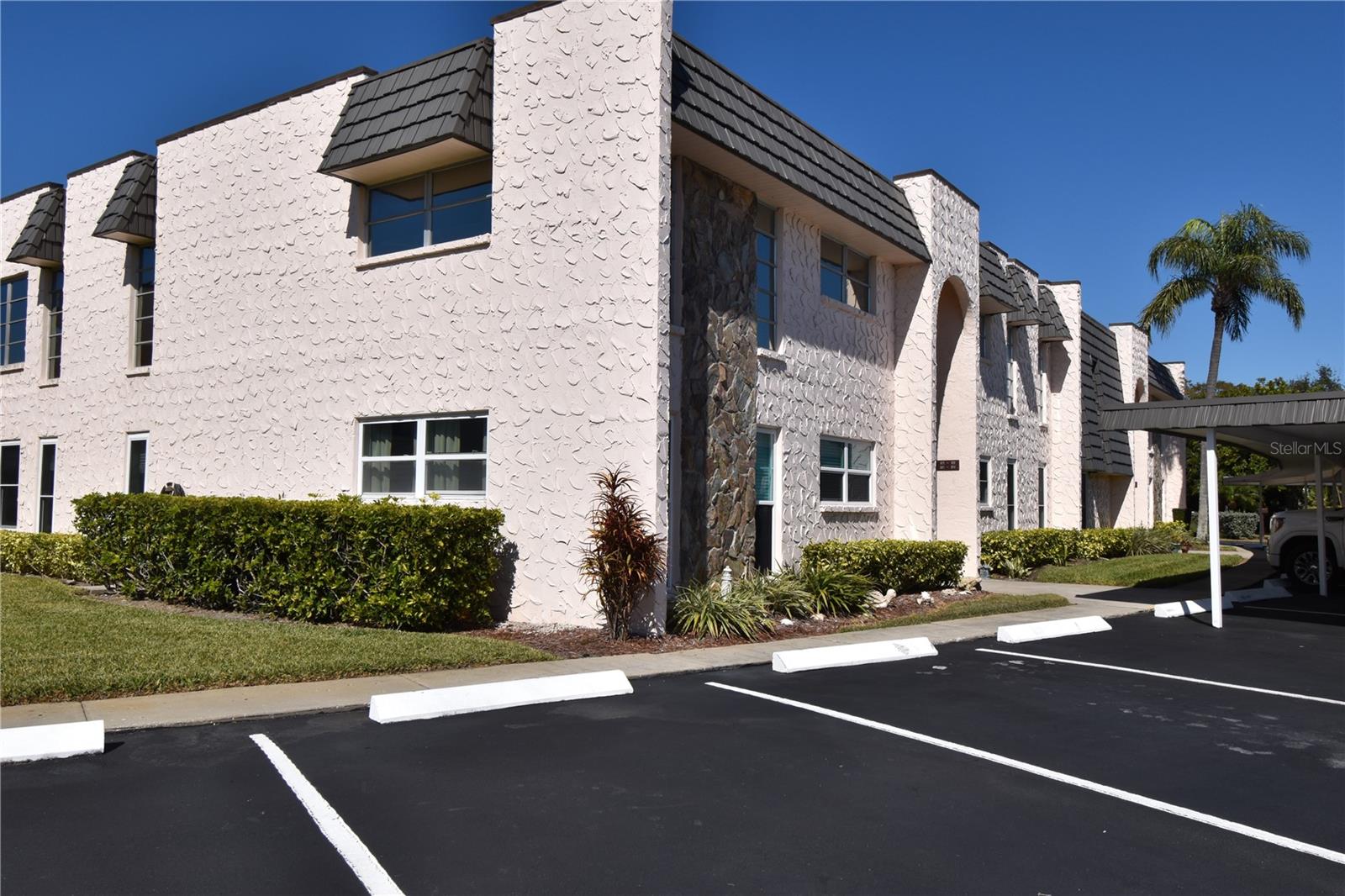 Photo of 121 FERNWOOD CIRCLE #121 SEMINOLE FL 33777