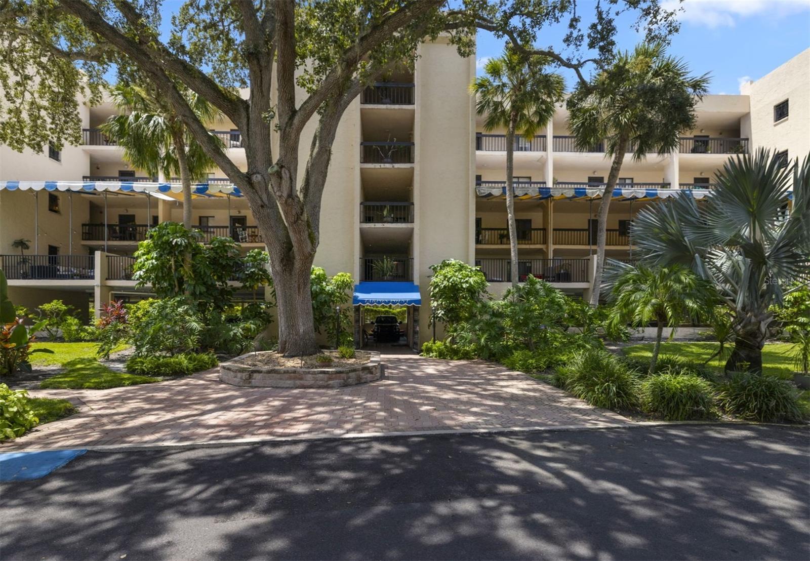 Photo of 402 TARPON POINT TARPON SPRINGS FL 34689