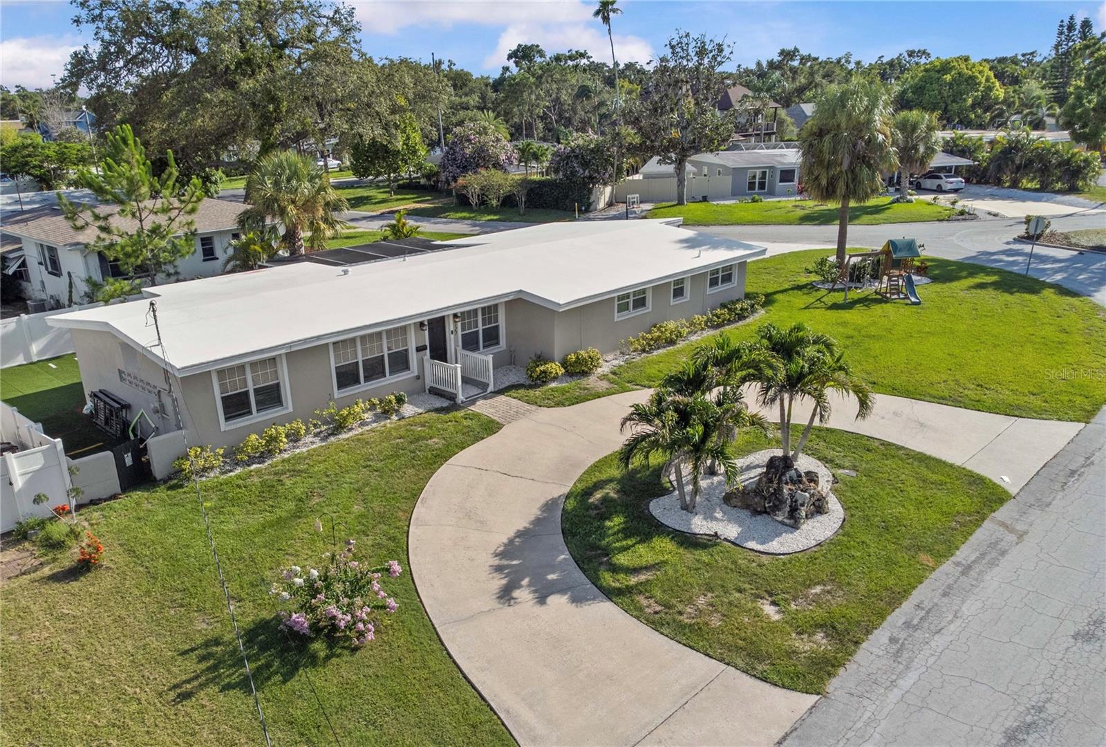 Photo of 327 SUNNY LANE BELLEAIR FL 33756