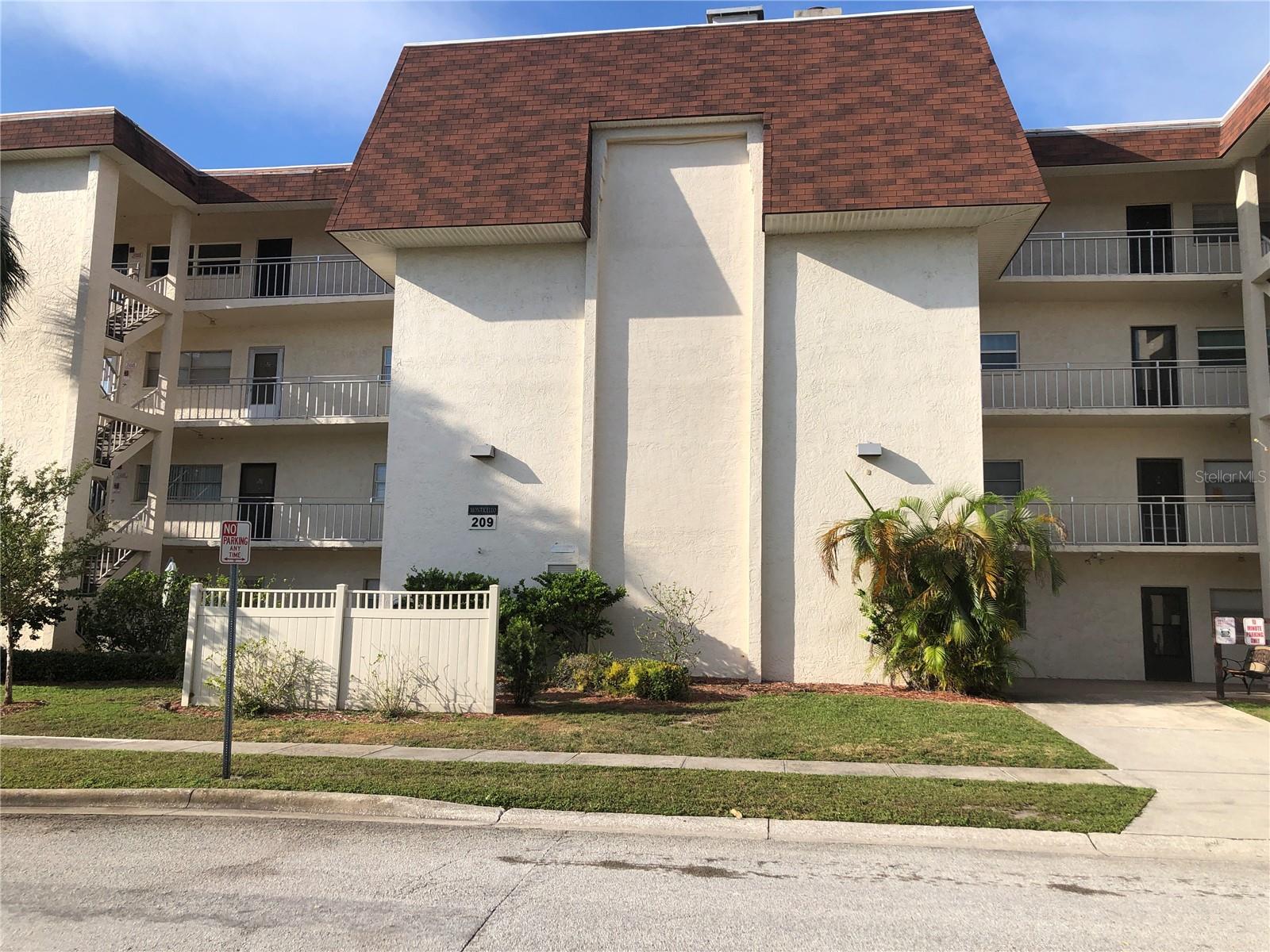 Photo of 209 NE LINCOLN CIRCLE #406 ST PETERSBURG FL 33702