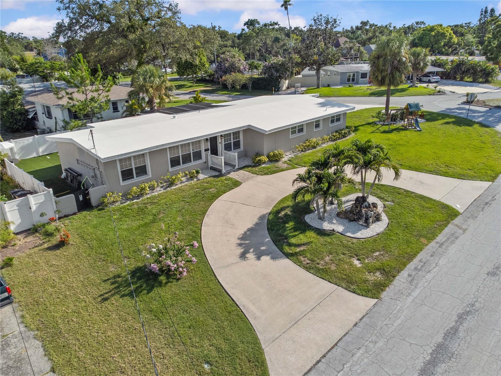 Photo of 327 SUNNY LANE BELLEAIR FL 33756