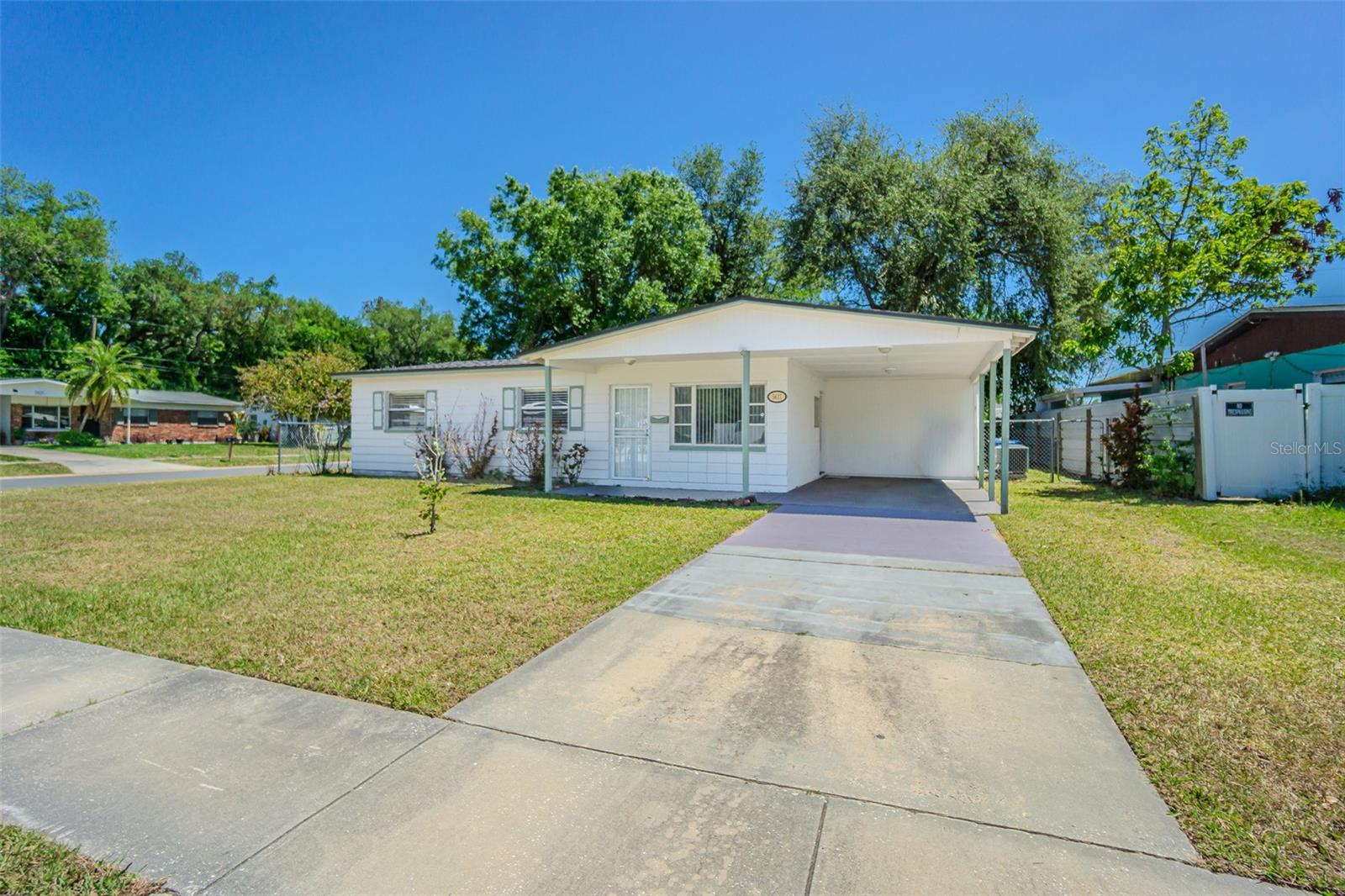 Photo of 5617 HALIFAX DRIVE TAMPA FL 33615
