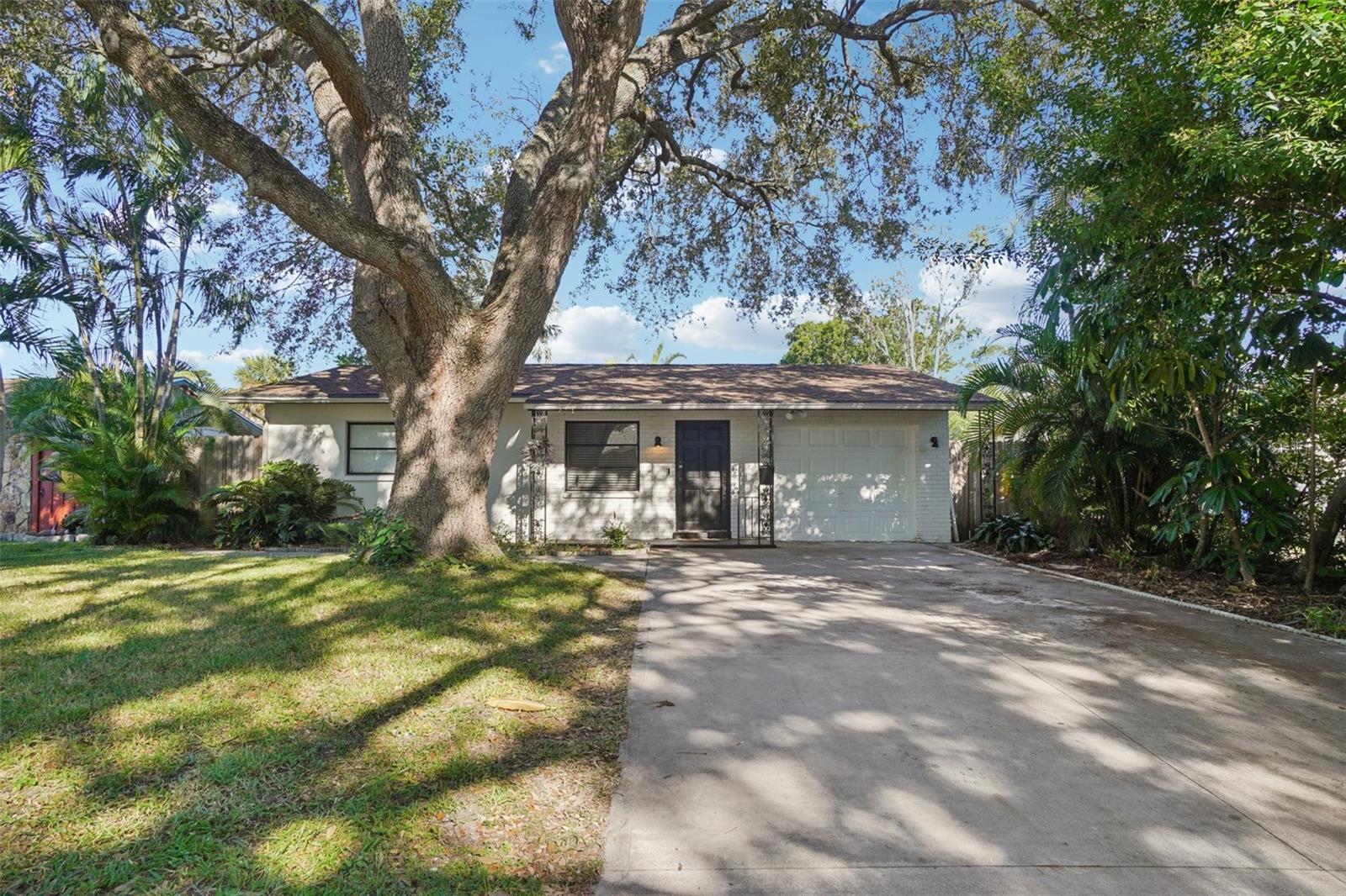 Photo of 162 SE LINCOLN CIRCLE ST PETERSBURG FL 33703