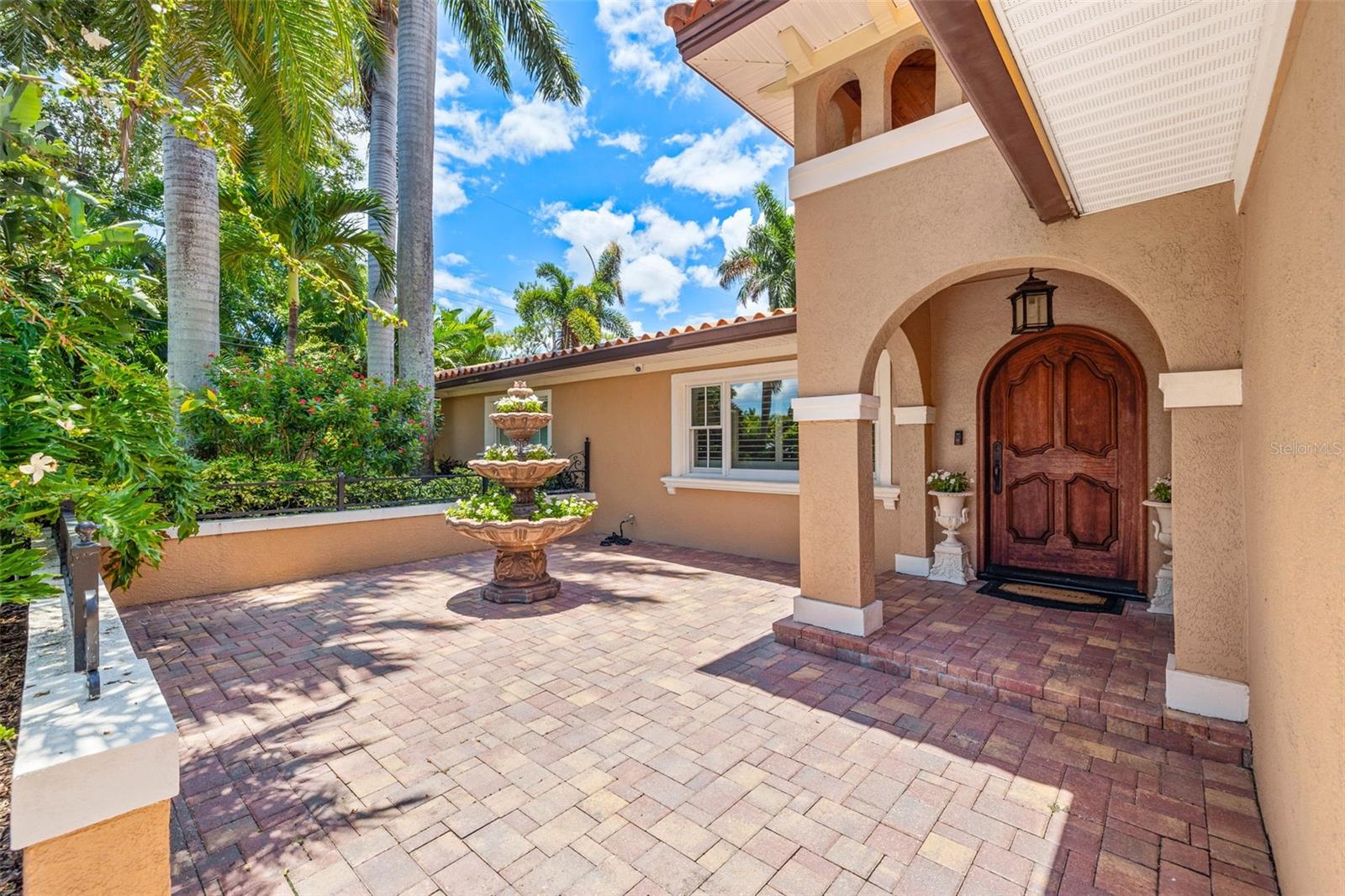 Photo of 1124 SEVILLE LANE ST PETERSBURG FL 33704