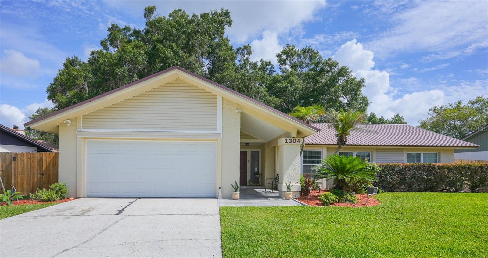 Photo of 1304 SANDALWOOD DRIVE PLANT CITY FL 33563