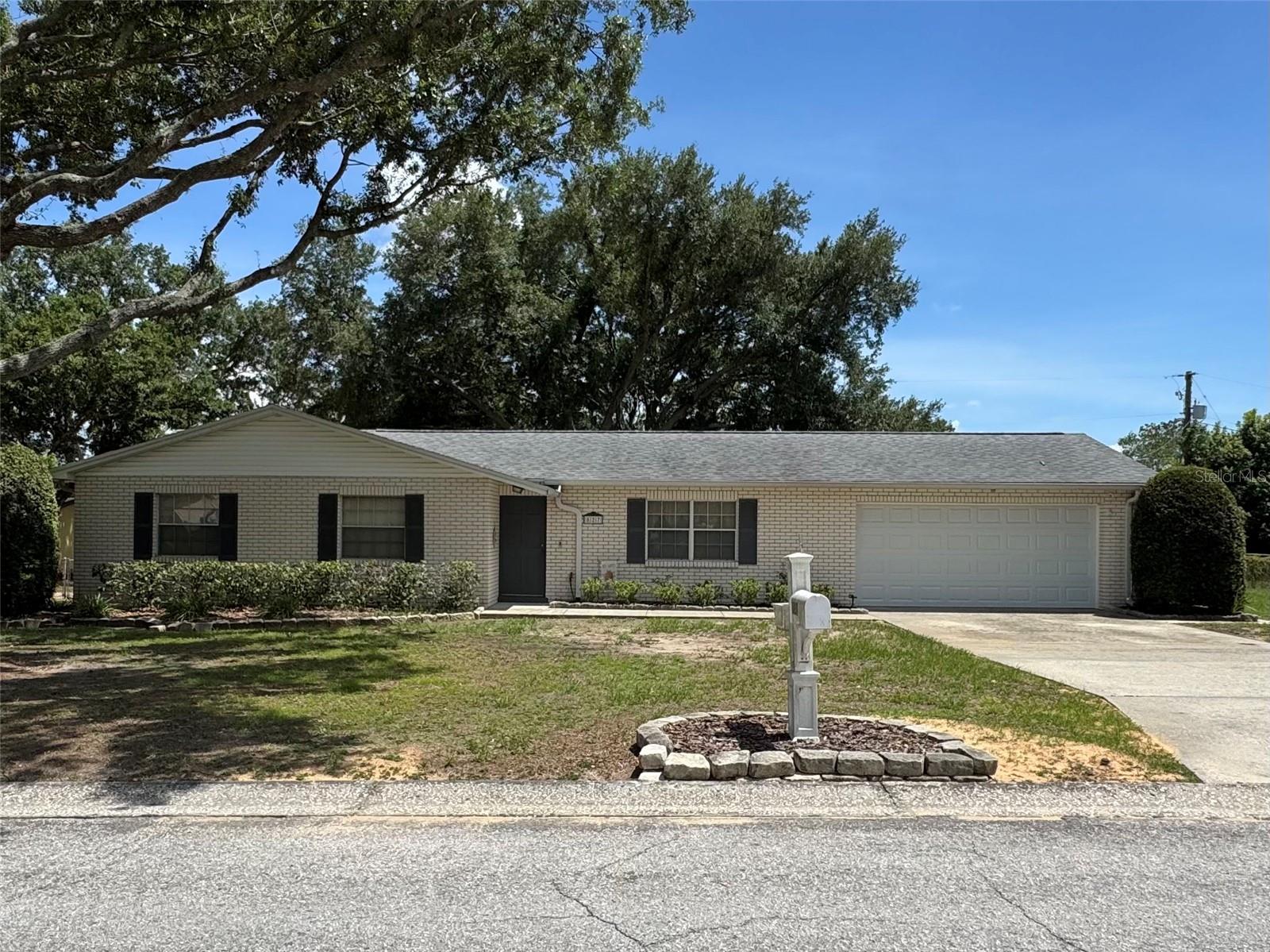 Photo of 827 STRAWBERRY LANE BRANDON FL 33511