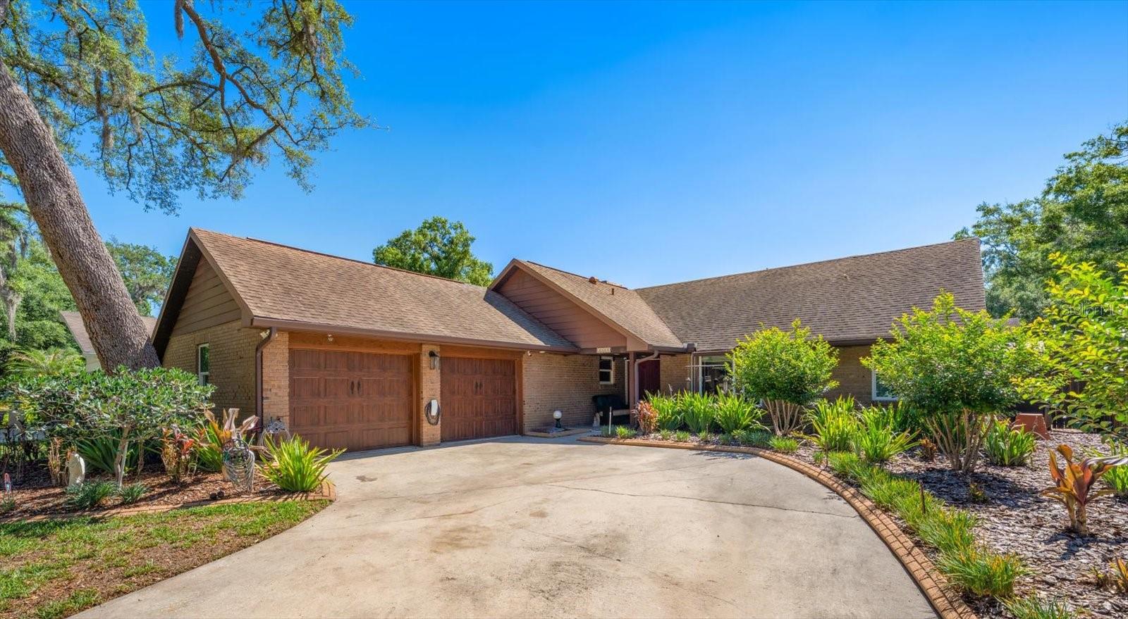 Photo of 11311 LINBANKS PLACE TAMPA FL 33617